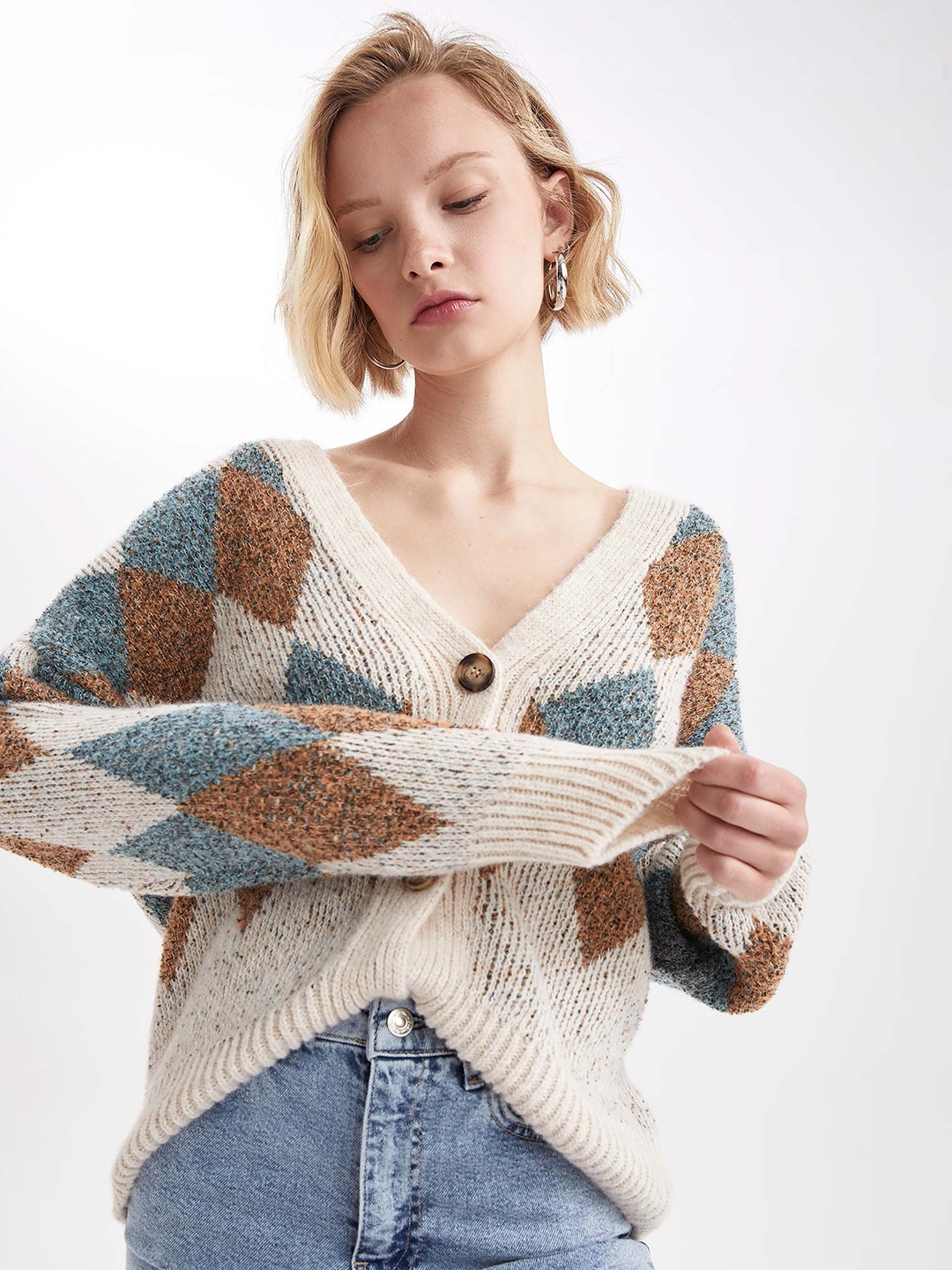 

DeFacto Geometric Self Design Cardigan Sweater, White