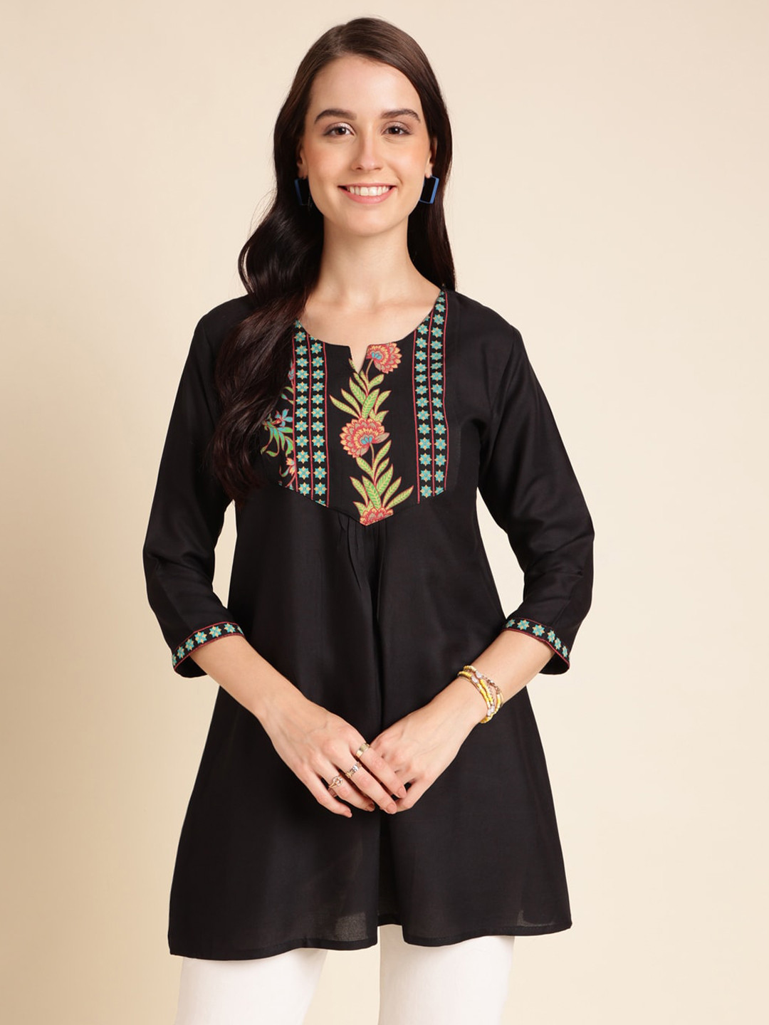 

Sangria Black Floral Printed Round Neck Gathered Tunic