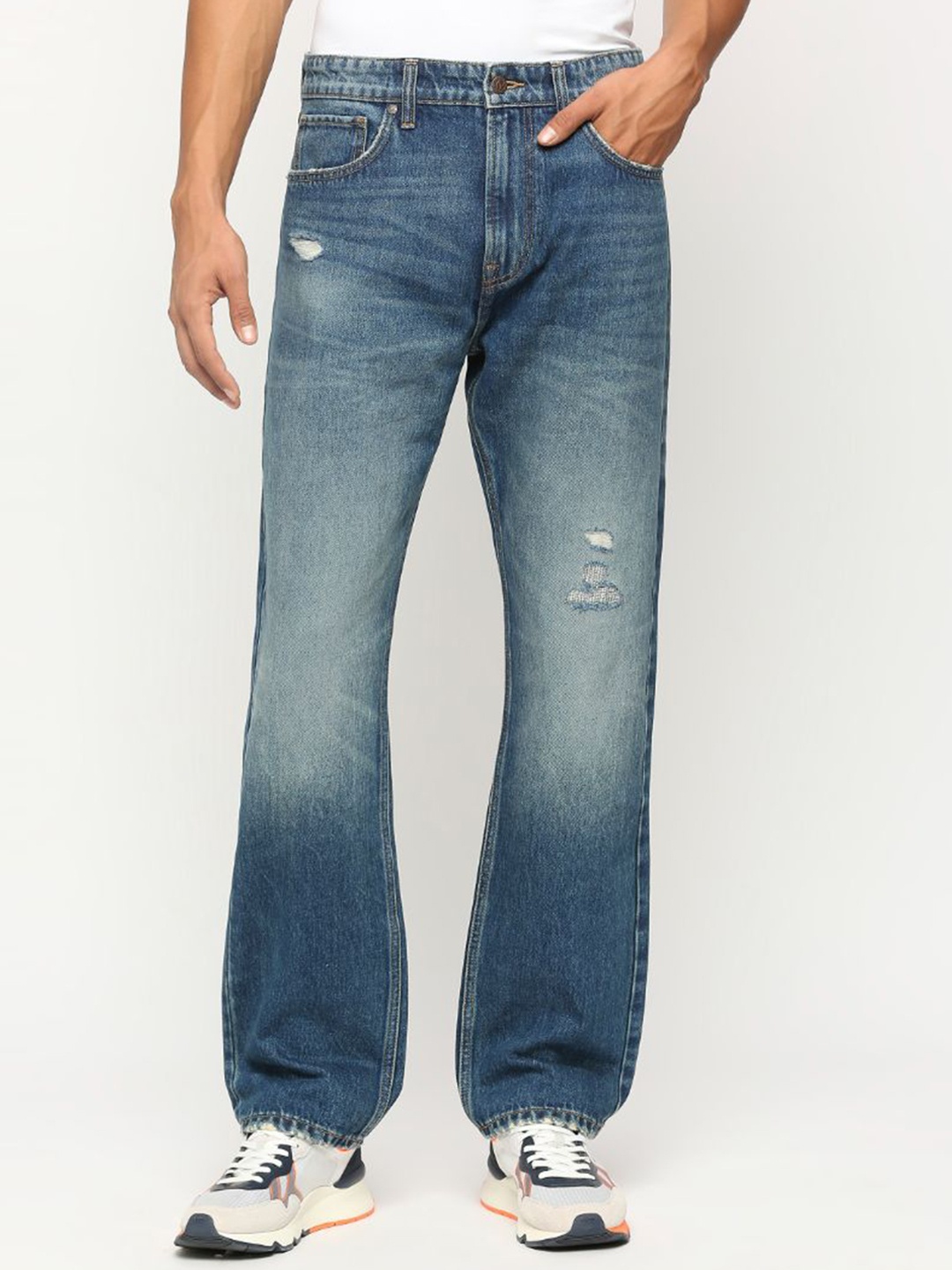 

Pepe Jeans Men Low Distress Whiskers & Chevrons Light Fade Cotton Jeans, Blue