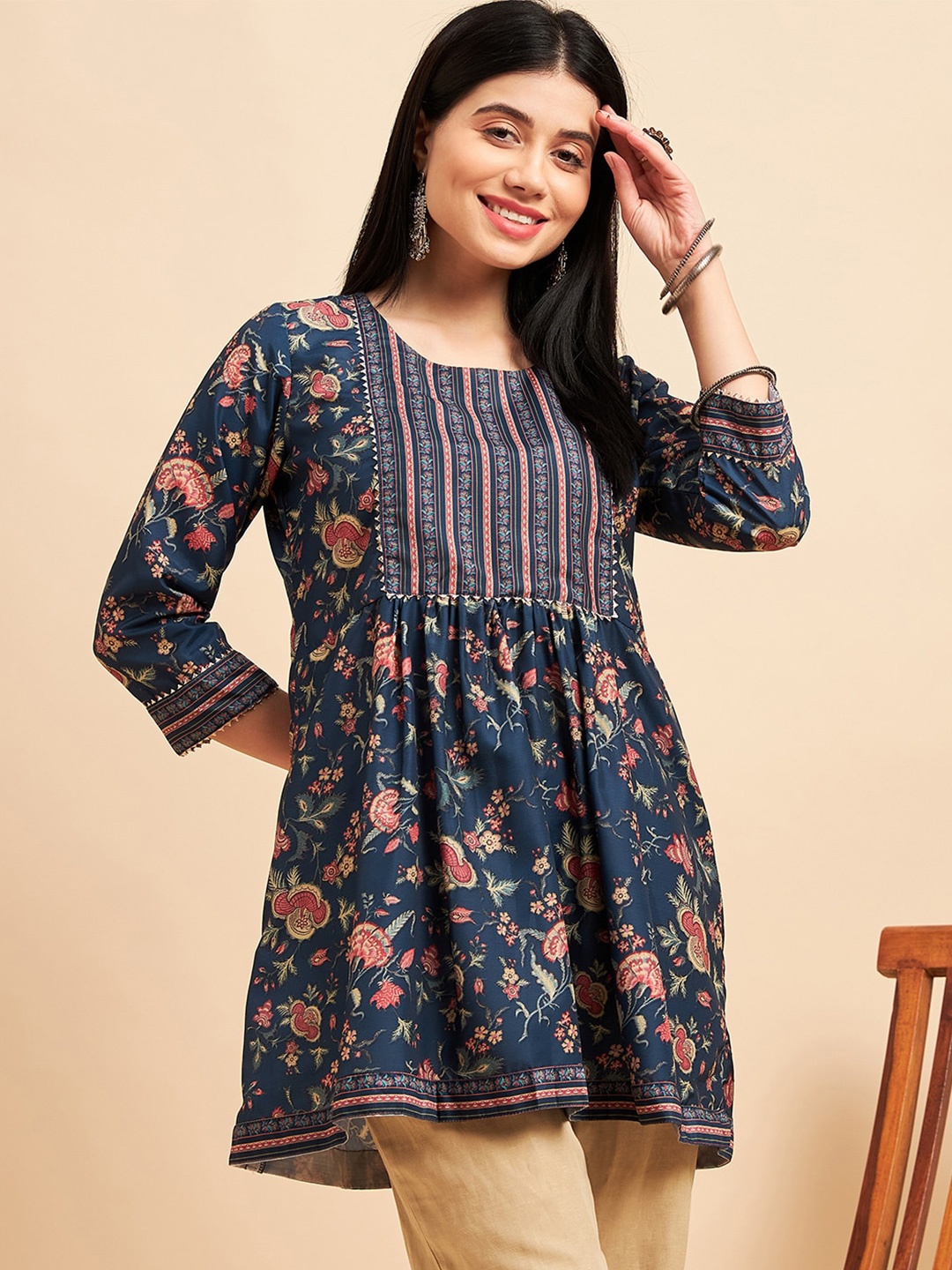 

Sangria Navy Blue Floral Printed Round Neck Gathered Tunic