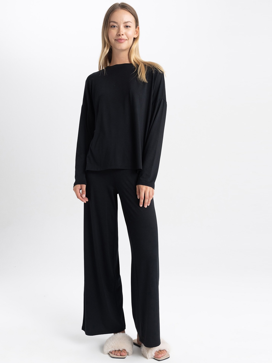 

DeFacto Women Mid-Rise Plain Parallel Trousers, Black