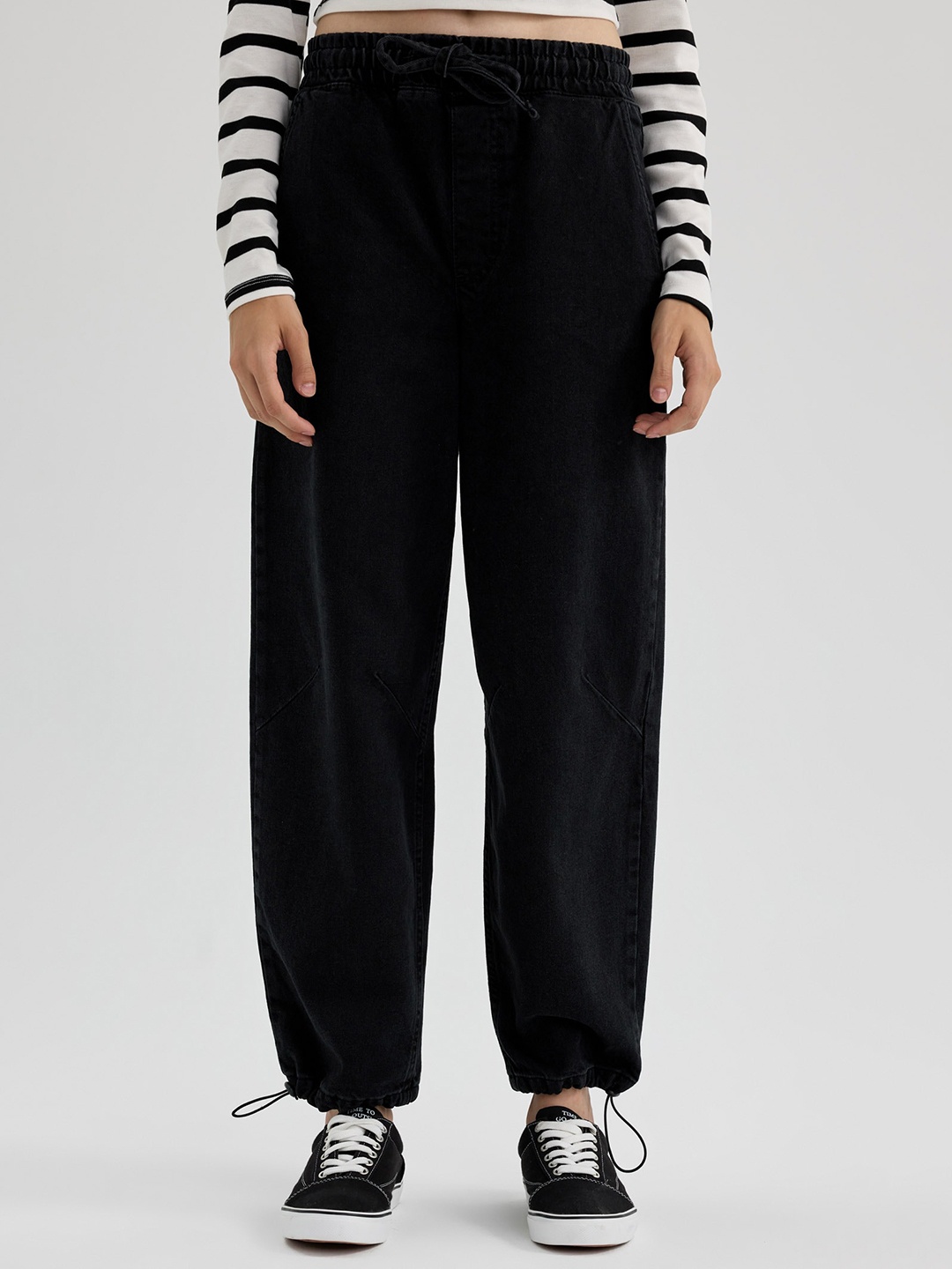 

DeFacto Women Smart Mid-Rise Cotton Jogger, Black