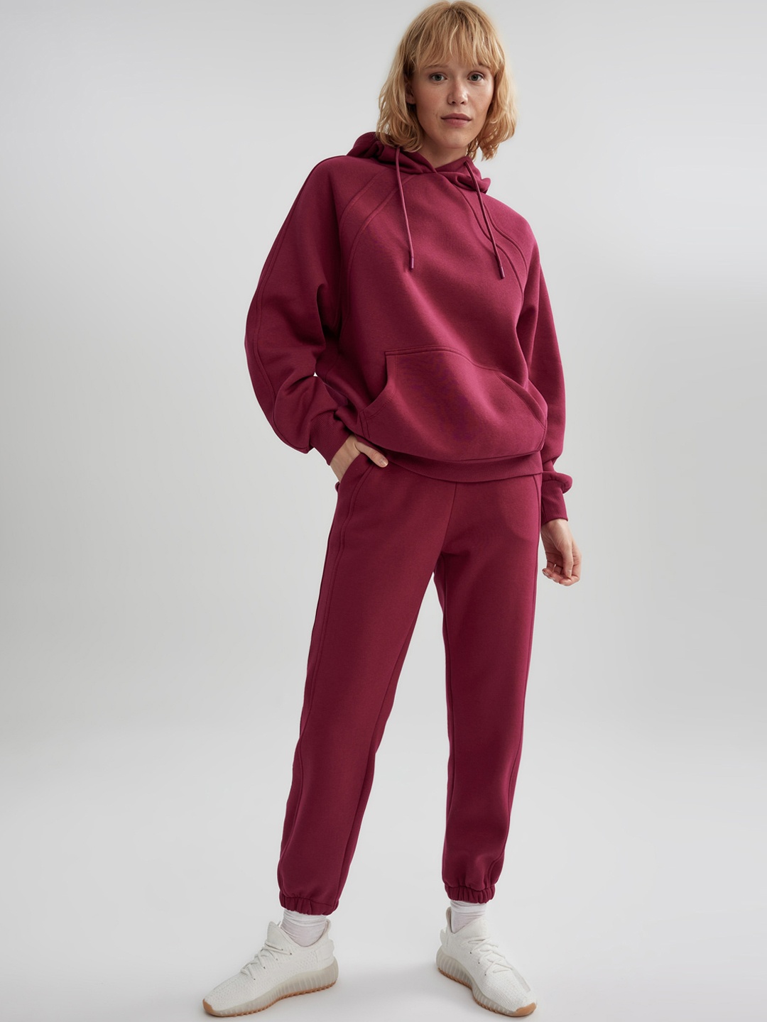 

DeFacto Women Mid Rise Plain Cotton Joggers, Burgundy