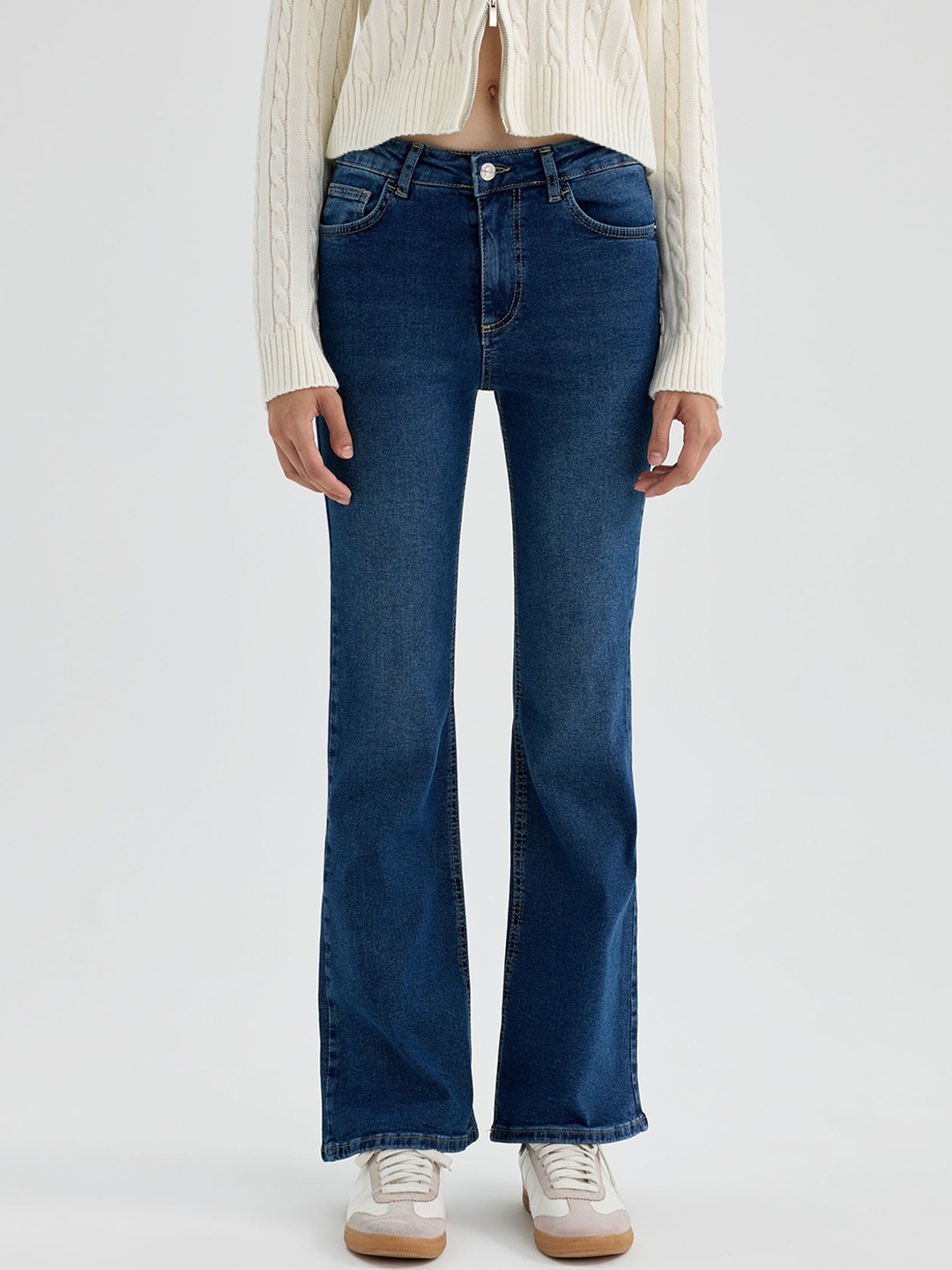 

DeFacto Women Mid-Rise Clean Look Light Fade Stretchable Jeans, Blue