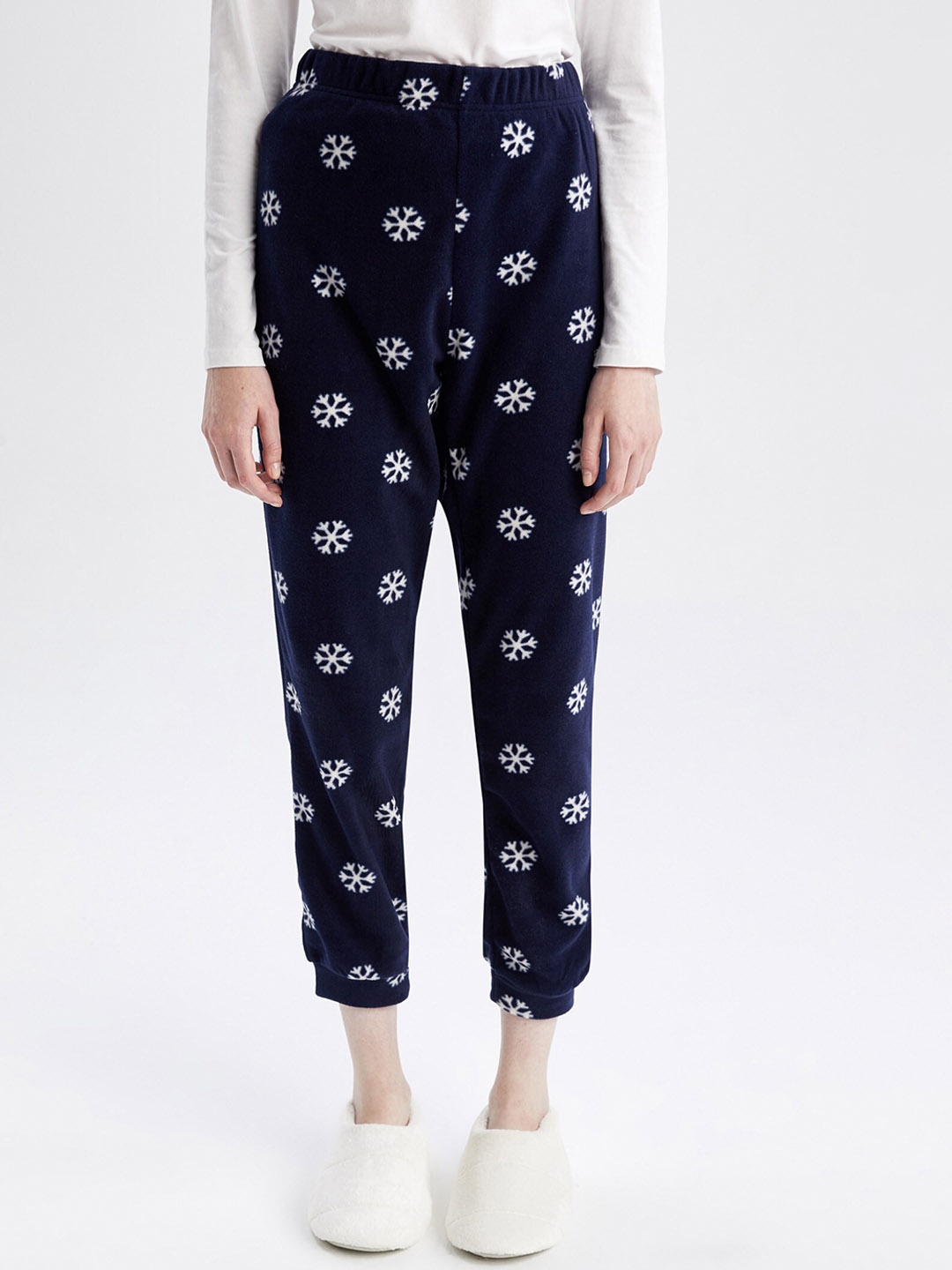 

DeFacto Women Floral Printed High-Rise Regular Fit Cropped Joggers, Navy blue