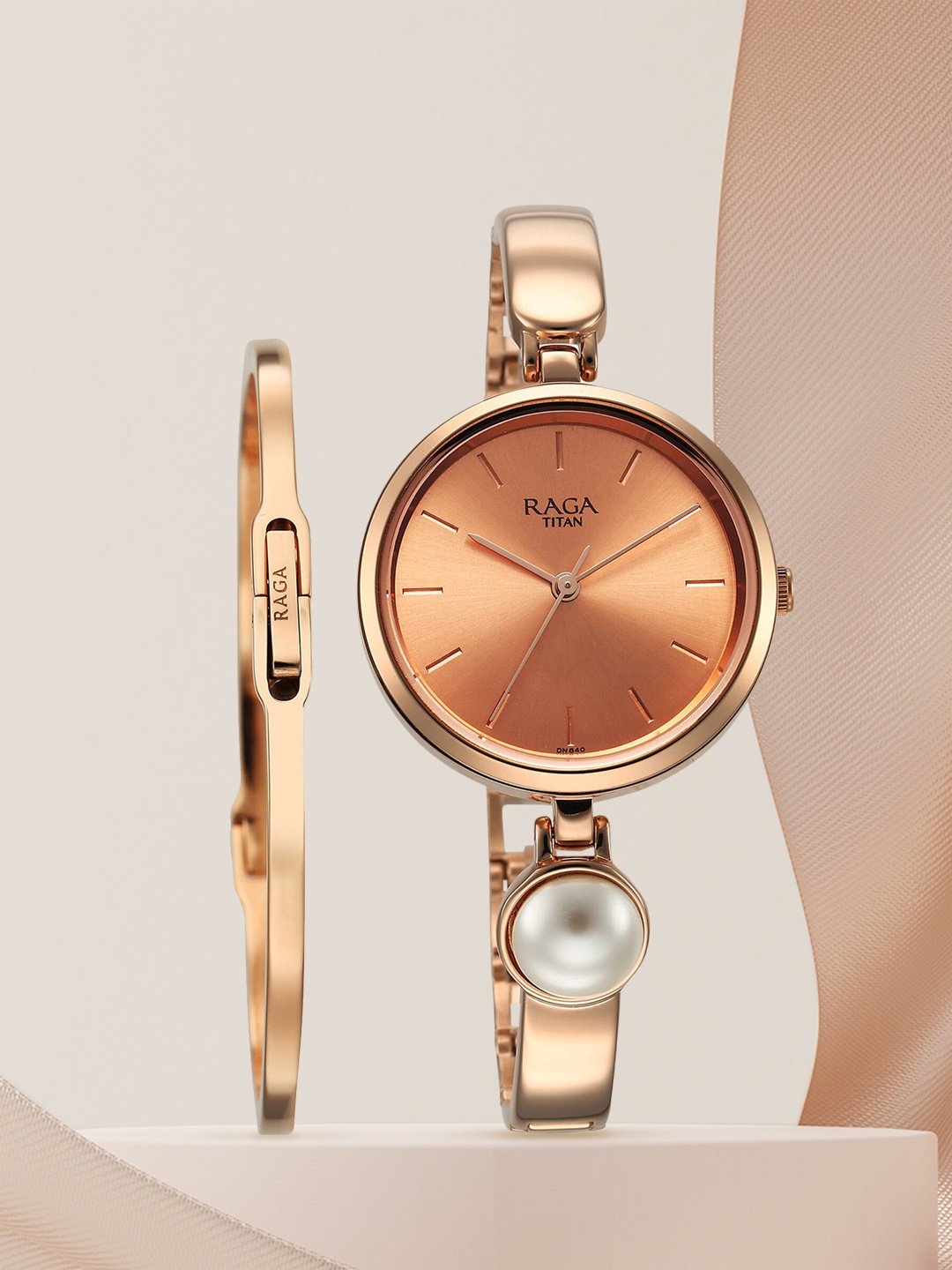 

Titan Women Water Resistance Analogue Watch Gift Set 2720WM01F, Rose gold