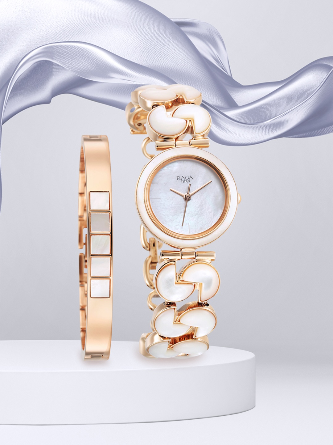 

Titan Women Rose Gold-Plated Bracelet Style Straps Analogue Watch_95233WM01F