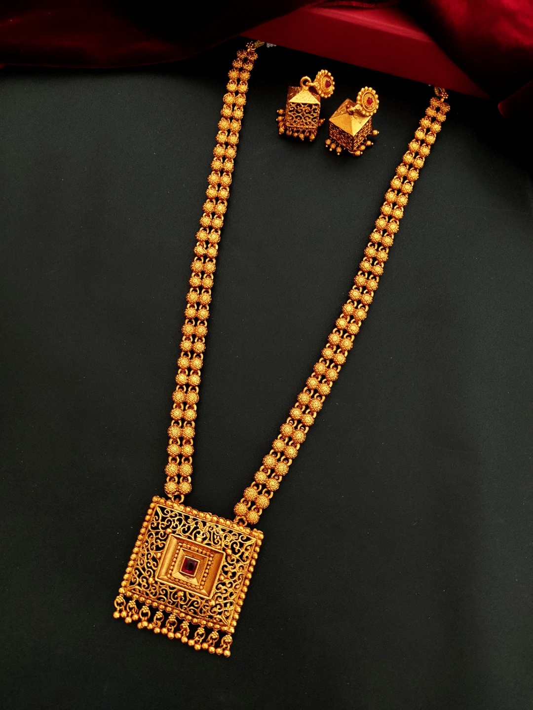 

Pihtara Jewels Gold Plated Stone Studded & Beaded Jewellery Set