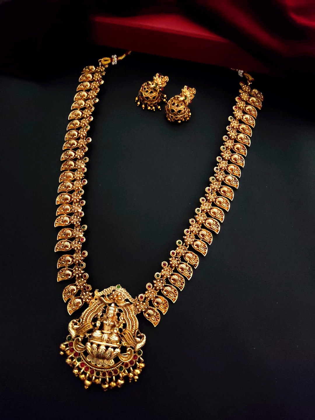 

Pihtara Jewels Gold Plated Stone Studded Jewellery Set