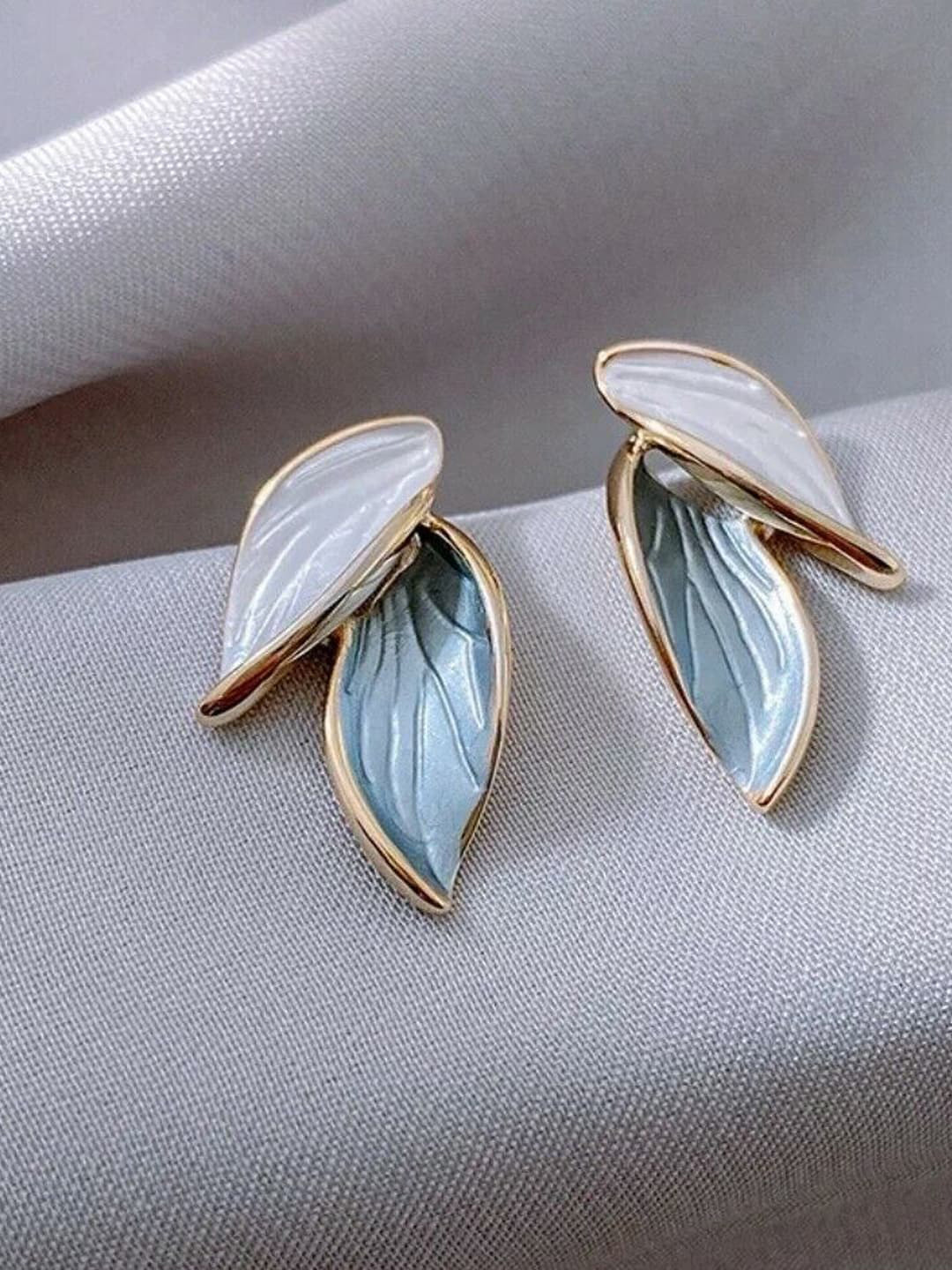 

VAGHBHATT Gold-Plated Leaf-Shaped Stud Earrings