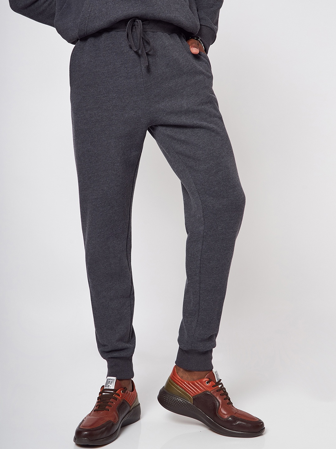 

CAVA Men Regular Fit Mid-Rise Rapid Dry Essential Joggers, Grey