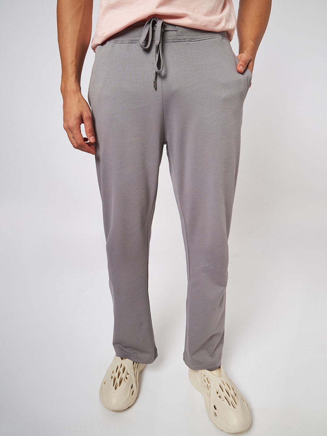 

CAVA Men Regular Fit Mid-Rise Rapid Dry Cotton Off-Duty Trousers, Grey