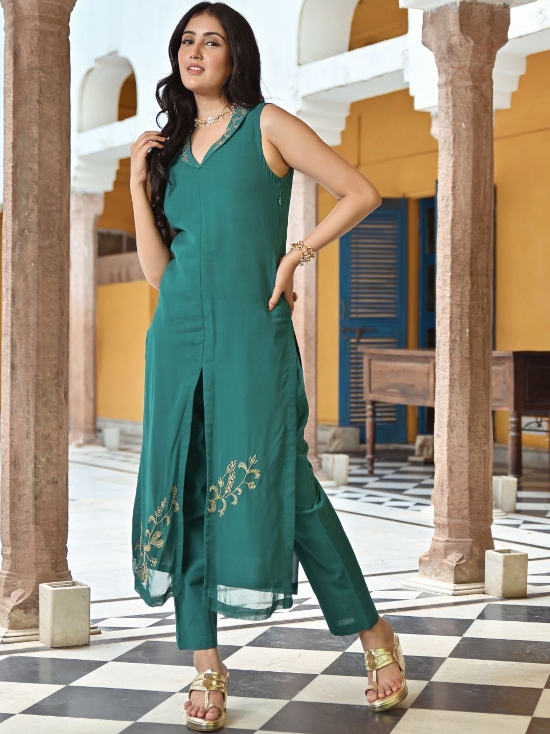 

Urbanstree Beads and Stones Kurta with Trousers, Green