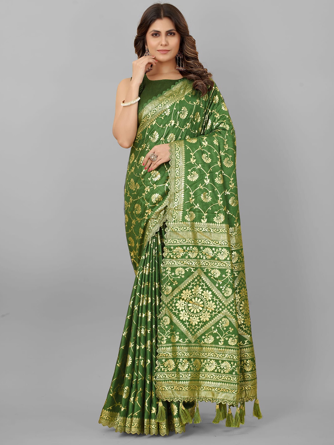 

Grubstaker Floral Printed Saree, Green