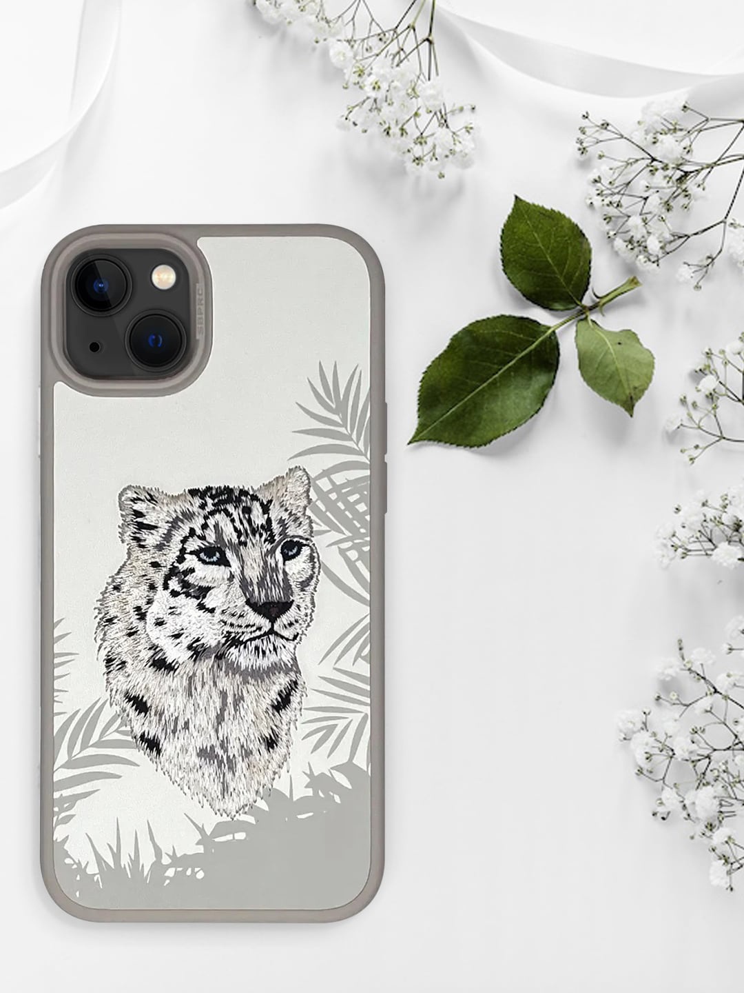 

TREEMODA Snow Leopard Embroidered iPhone 15 Back Case, White