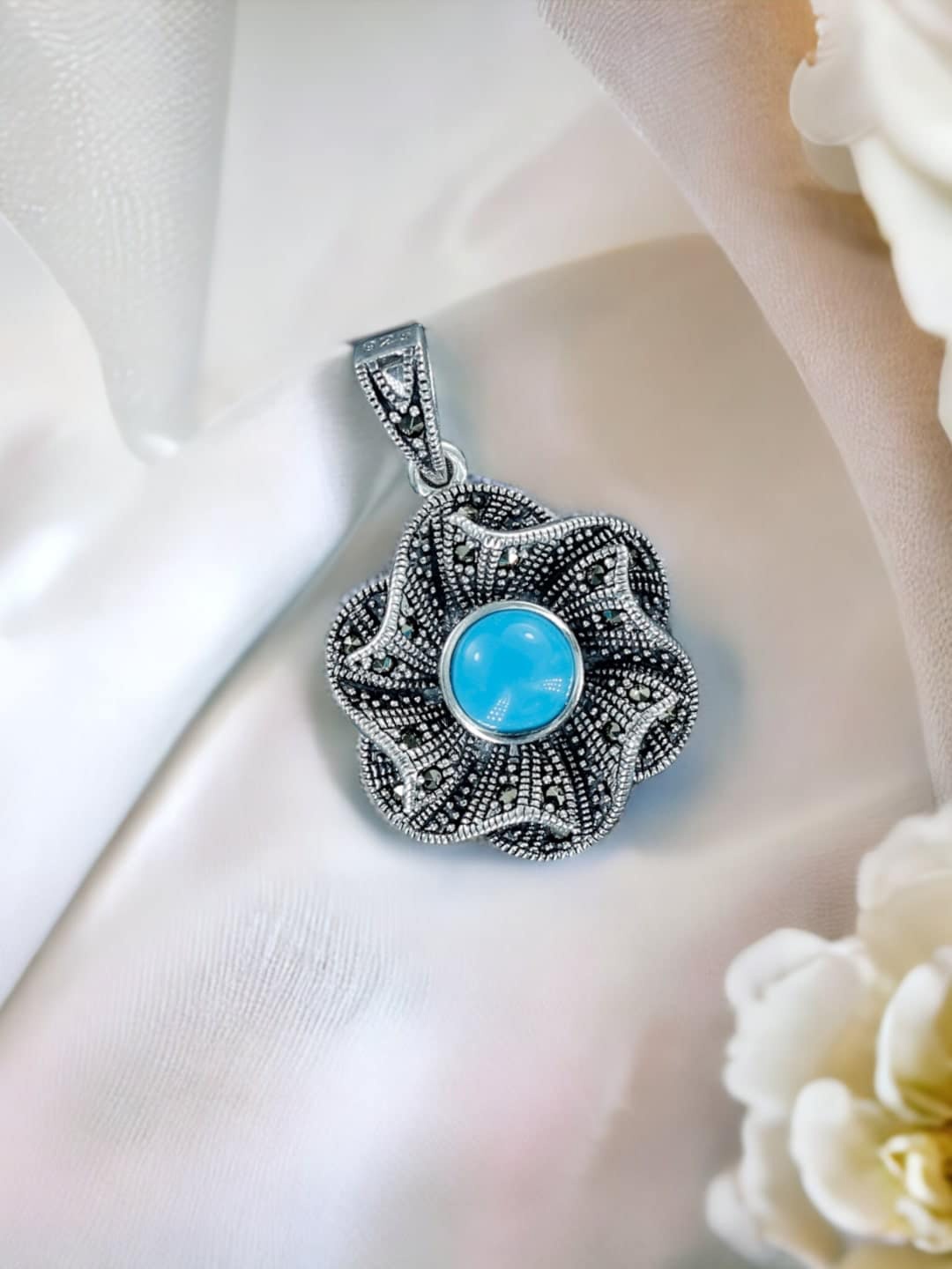 

Taraash 925 Sterling Silver Cubic Zirconia Studded Pendant, Blue