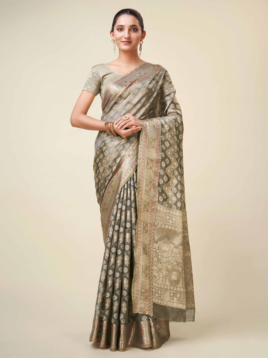 

Mitera Grey & Gold-Toned Ethnic Motifs Woven Design Zari Organza Bandhani Saree