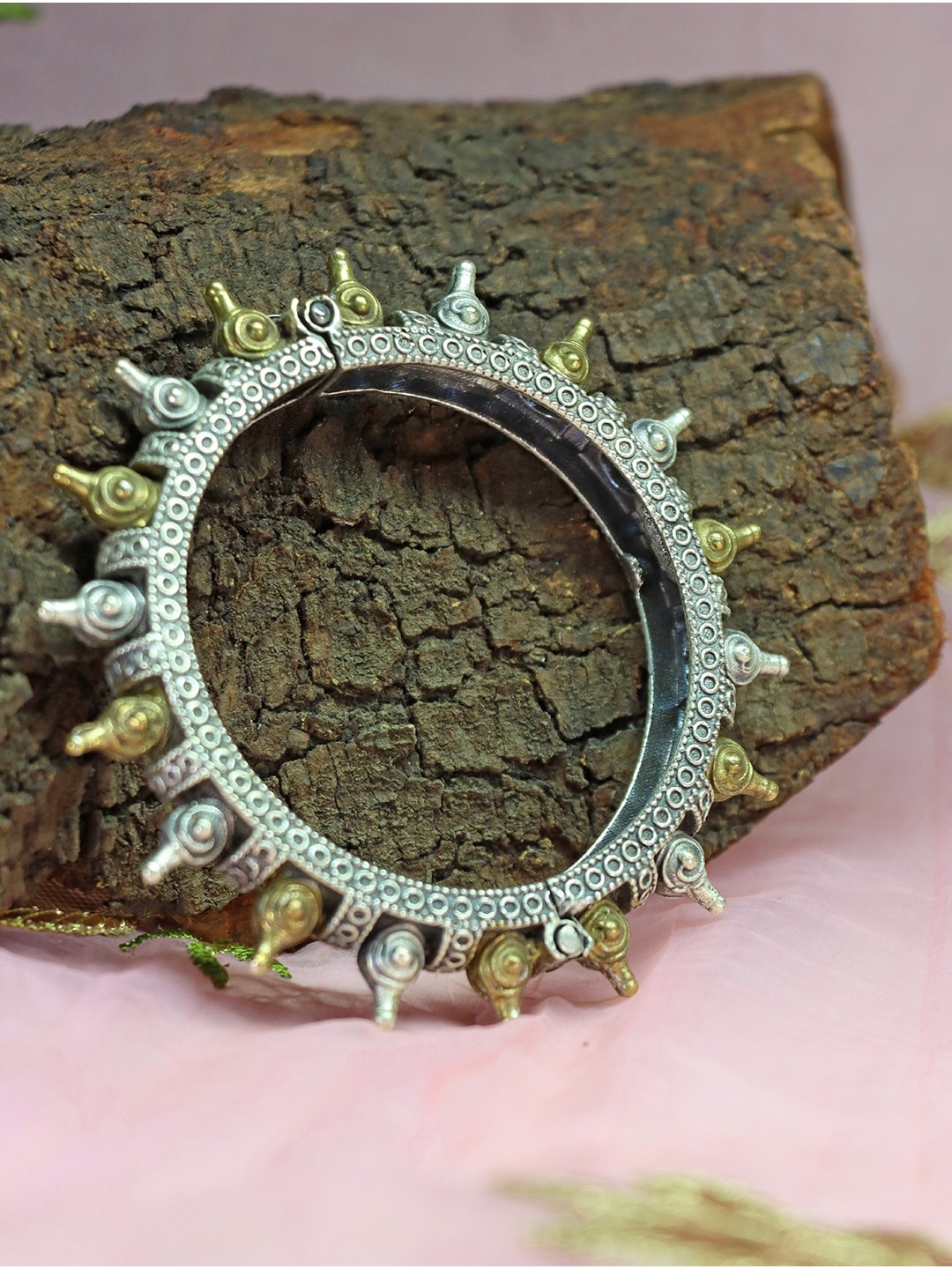

Ozanoo Brass Kada Bracelet, Gold