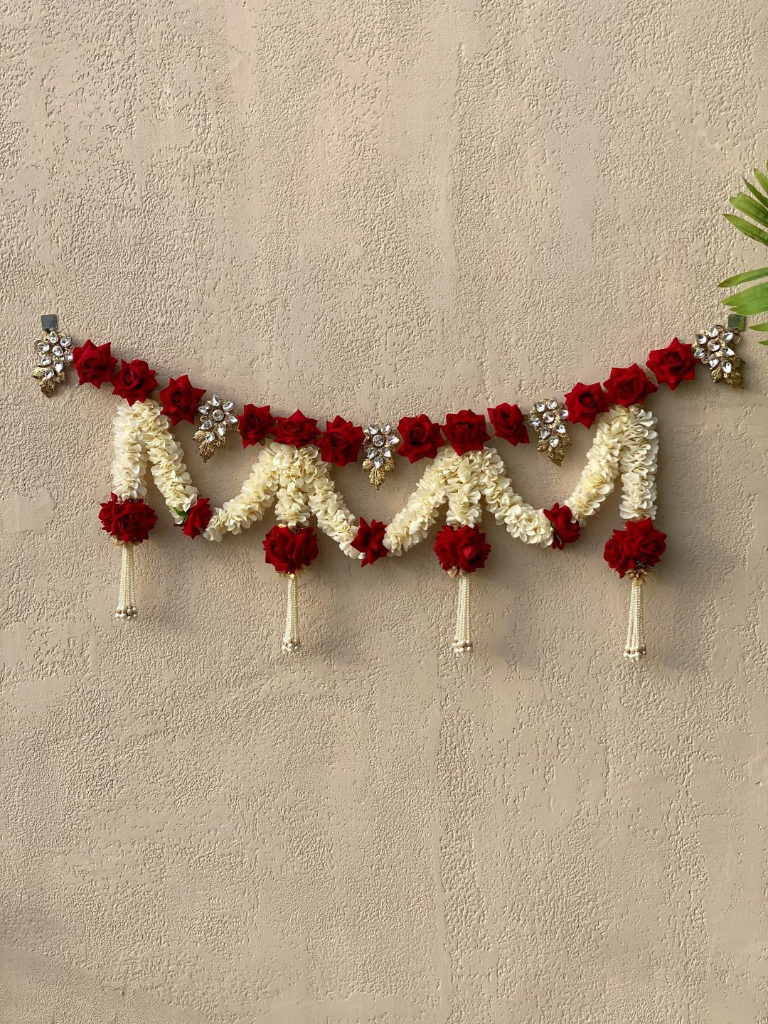 

Mason Home Red & White Festive Toran