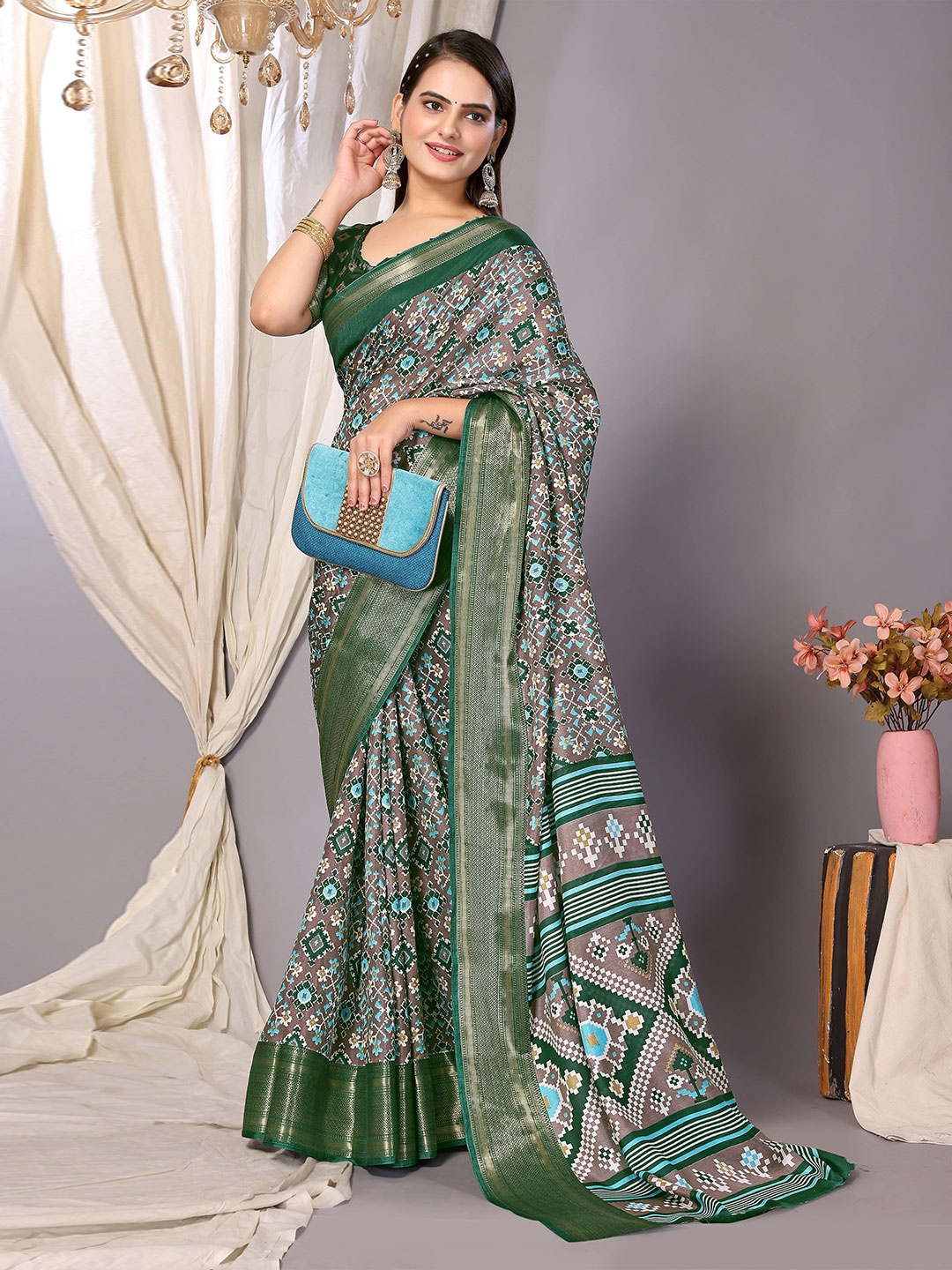 

DIVASTRI Ethnic Motifs Printed Zari Patola Saree, Green