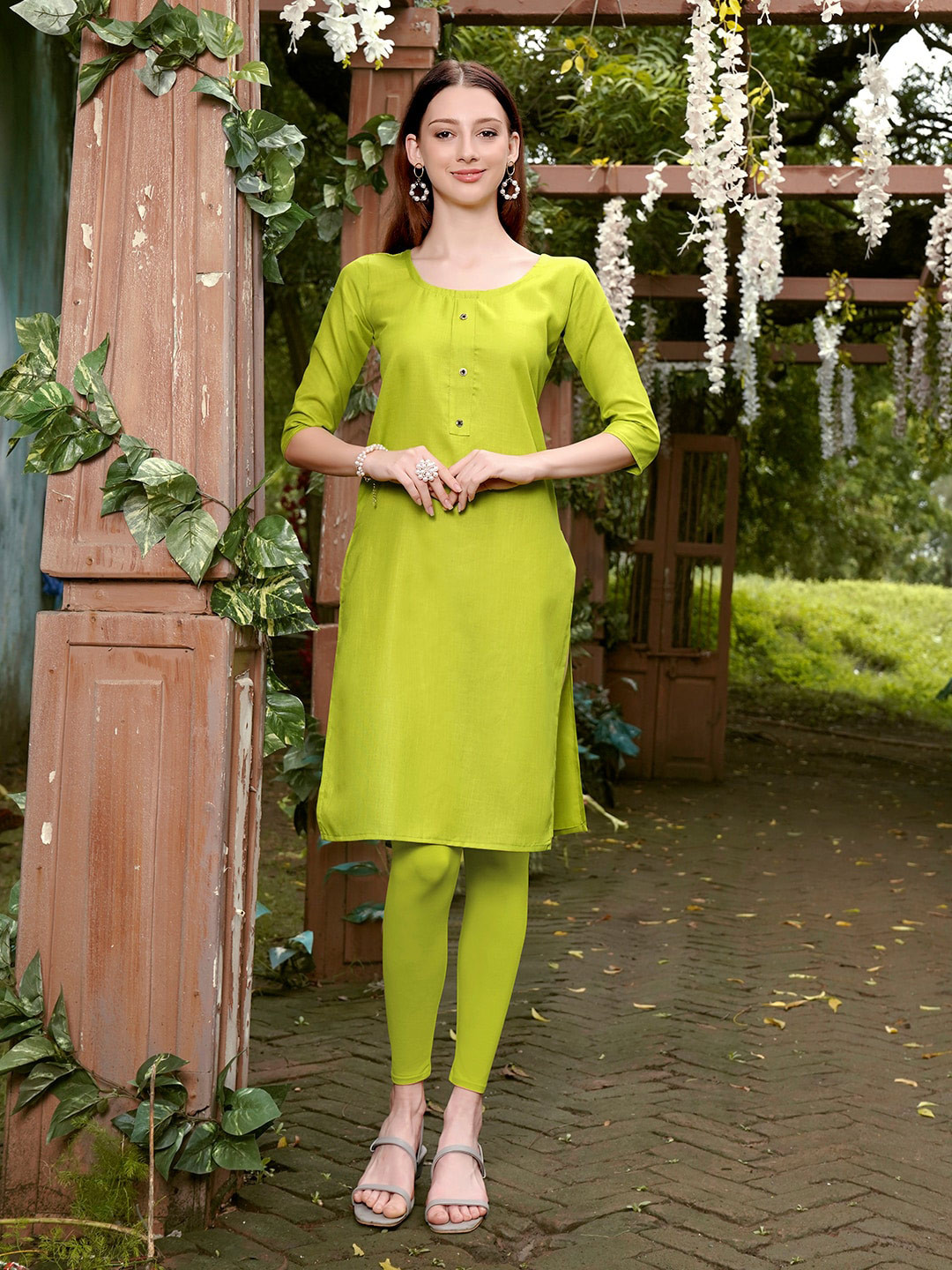 

Anouk Round Neck Cotton Straight Kurta, Green