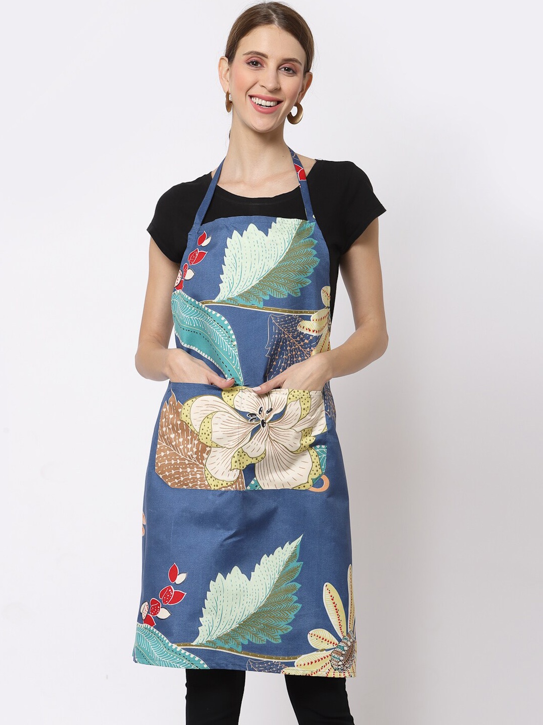 

Arrabi Blue & Beige Floral Printed Apron With 2 Patch Pockets