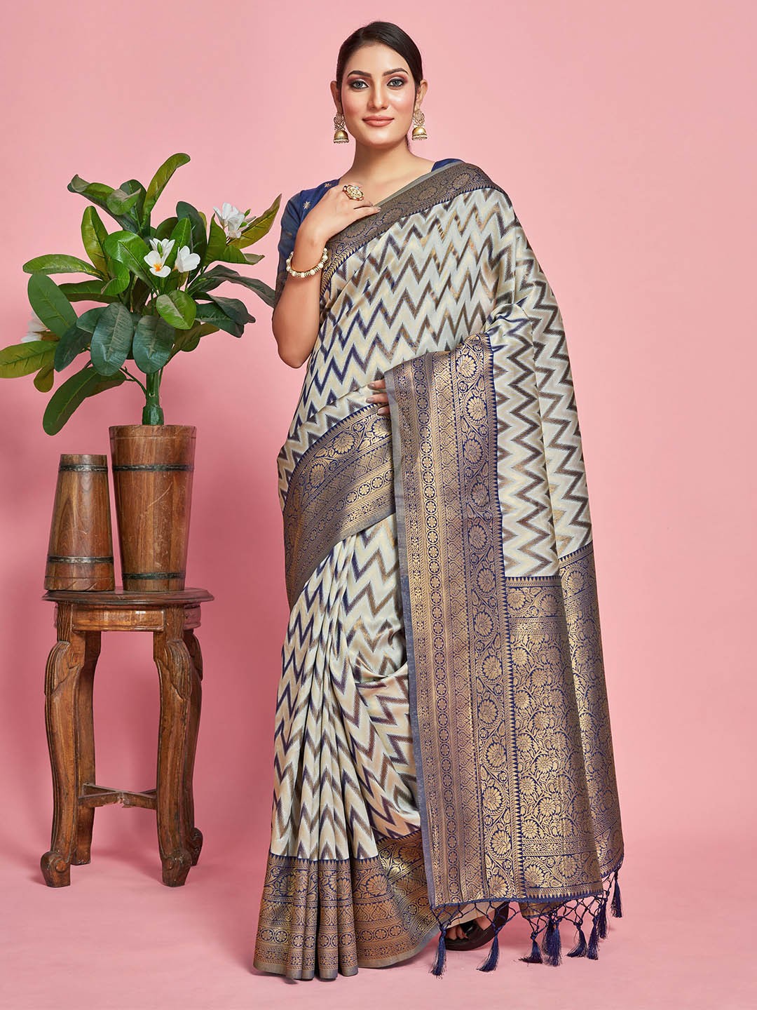 

MIMOSA Geometric Woven Design Zari Kanjeevaram Saree, Grey