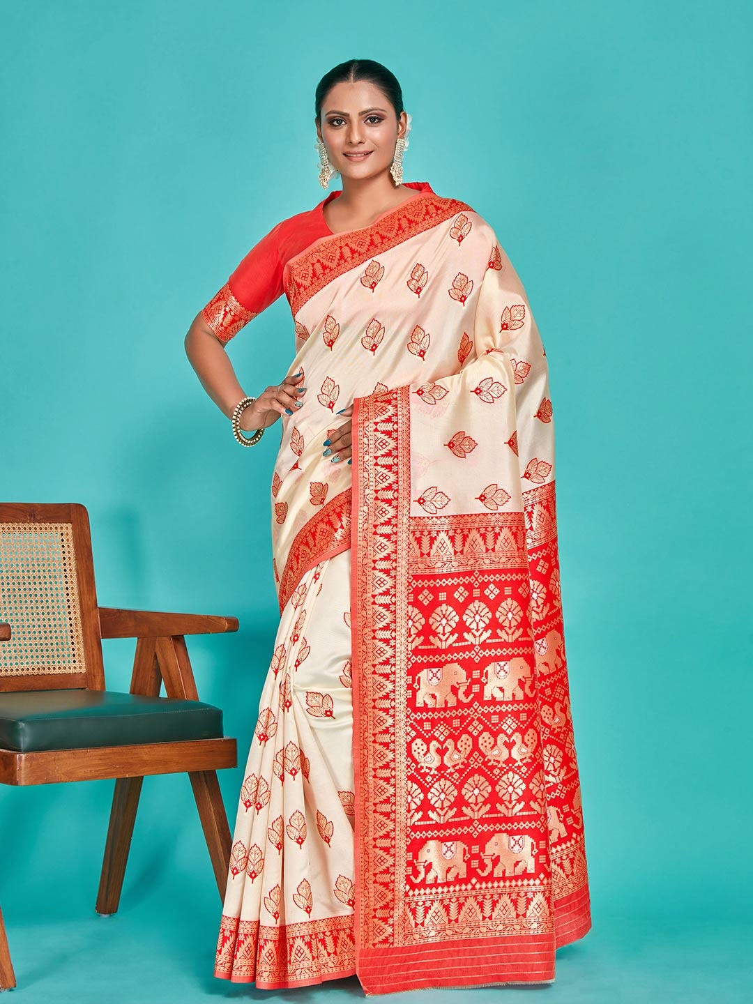 

MIMOSA Ethnic Motifs Woven Design Zari Kanjeevaram Saree, White