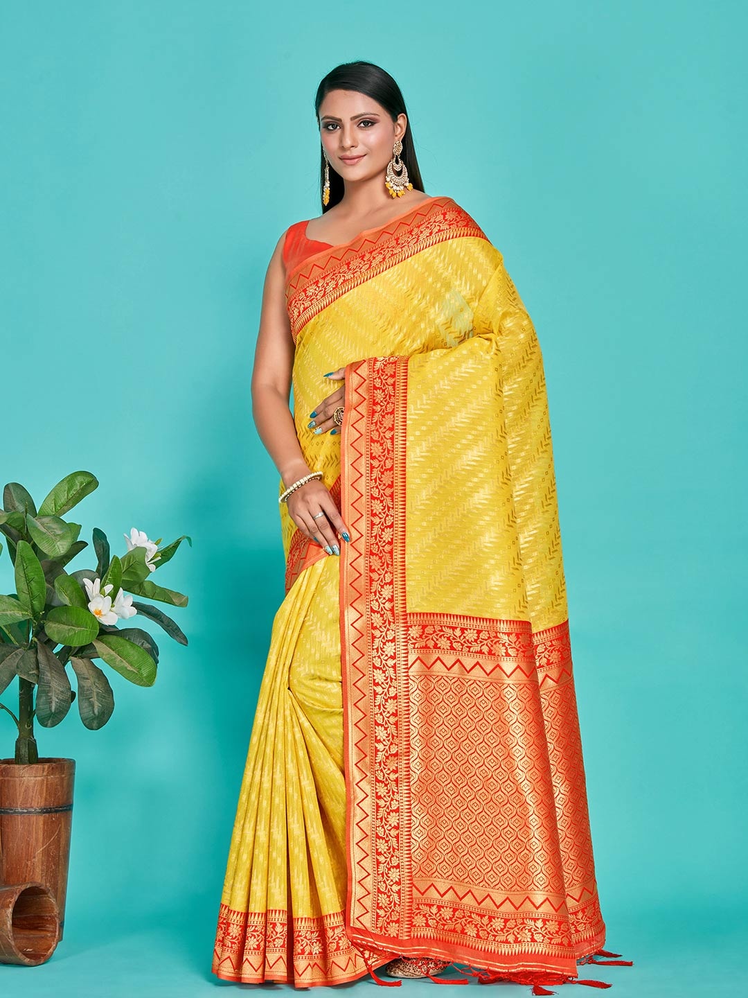 

MIMOSA Ethnic Motifs Woven Design Zari Detail Kanjeevaram Saree, Gold