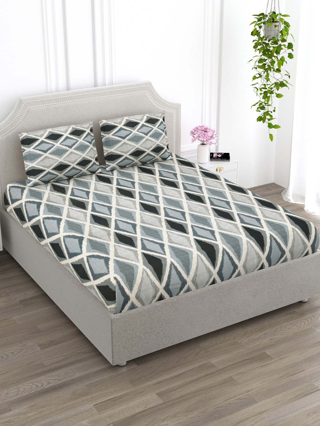 

EverHOME Plush Grey & White Geometric Cotton 210 TC Queen Bedsheet With 2 Pillow Covers