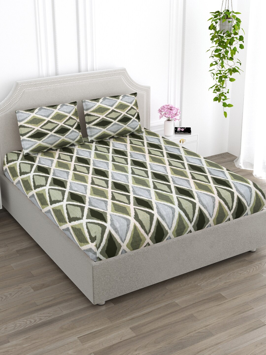 

EverHOME Plush Green & Grey Geometric Cotton 210 TC Queen Bedsheet With 2 Pillow Covers