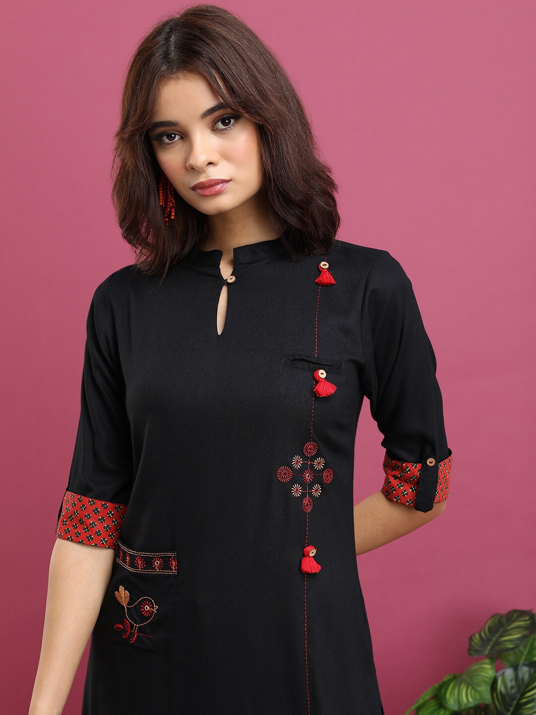 

Vishudh Black Ethnic Motifs Embroidered Mandarin Collar Roll-Up Sleeves Straight Kurta