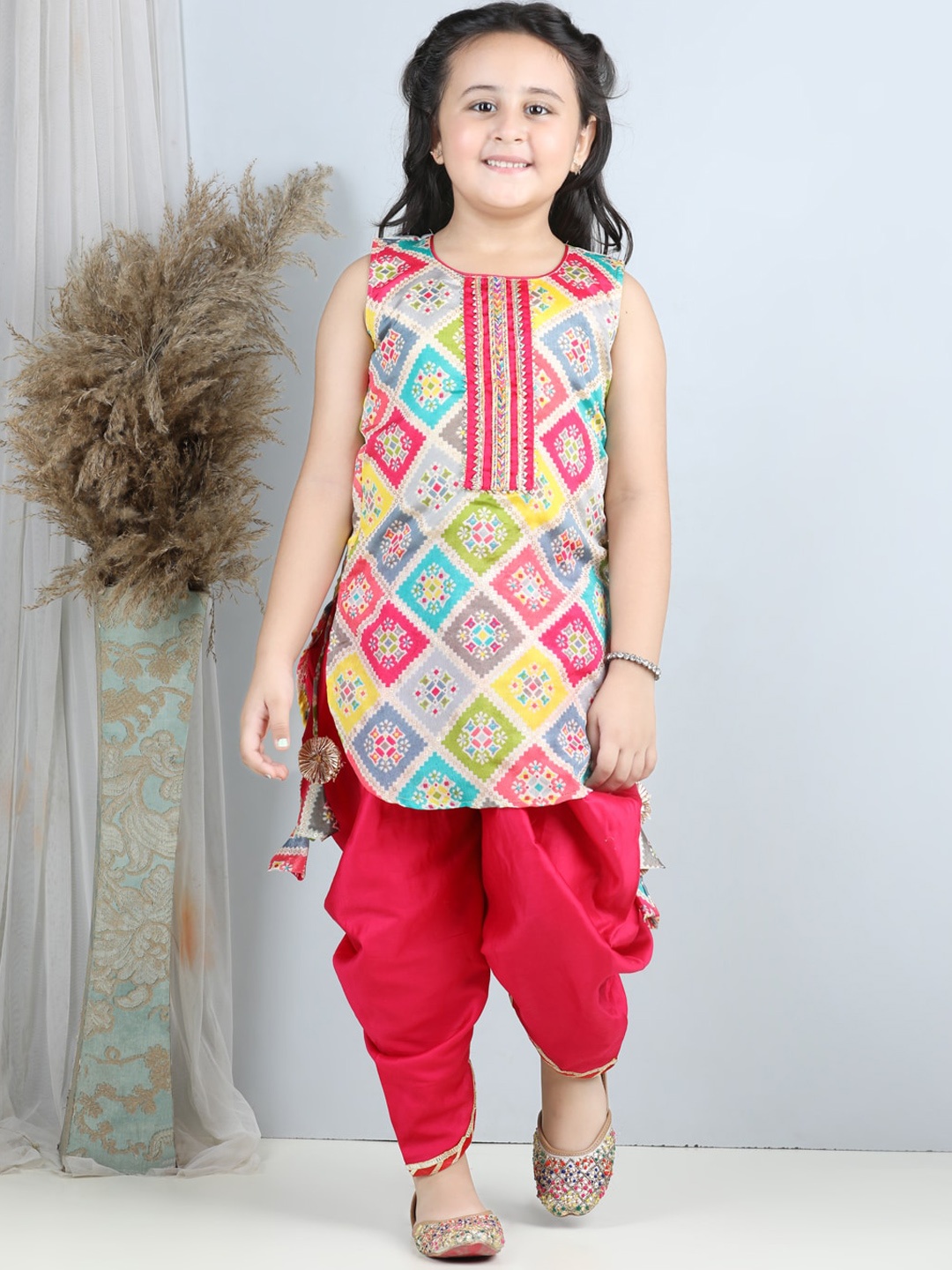 

Here&Now X Kinder Kids Girls Ethnic Motifs Printed Gotta Patti Pure Cotton Kurti with Dhoti Pants, Pink