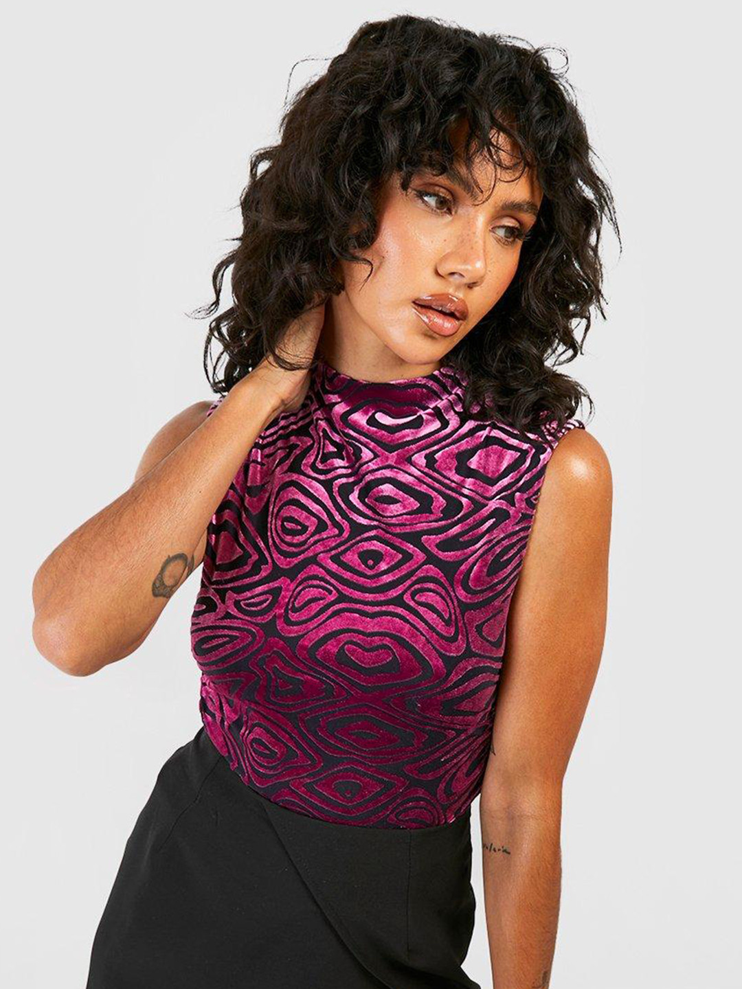 

Boohoo Abstract Designed High Neck Ruched Sleeveless Top, Black