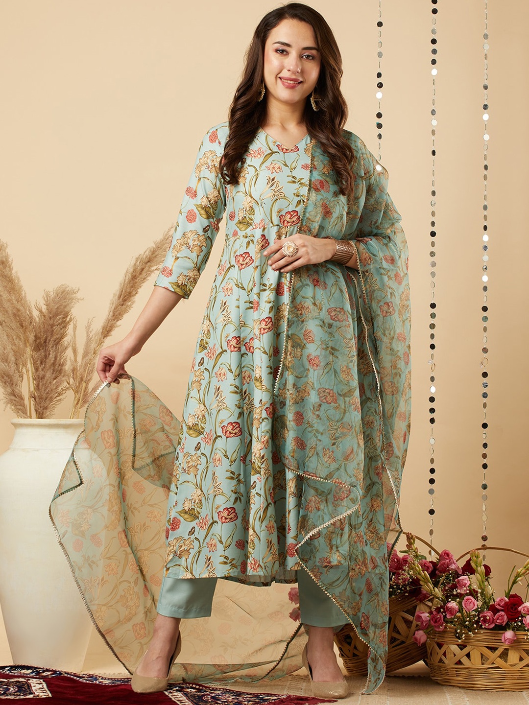 

GoSriKi Floral Printed Kurta & Trousers With Dupatta, Green