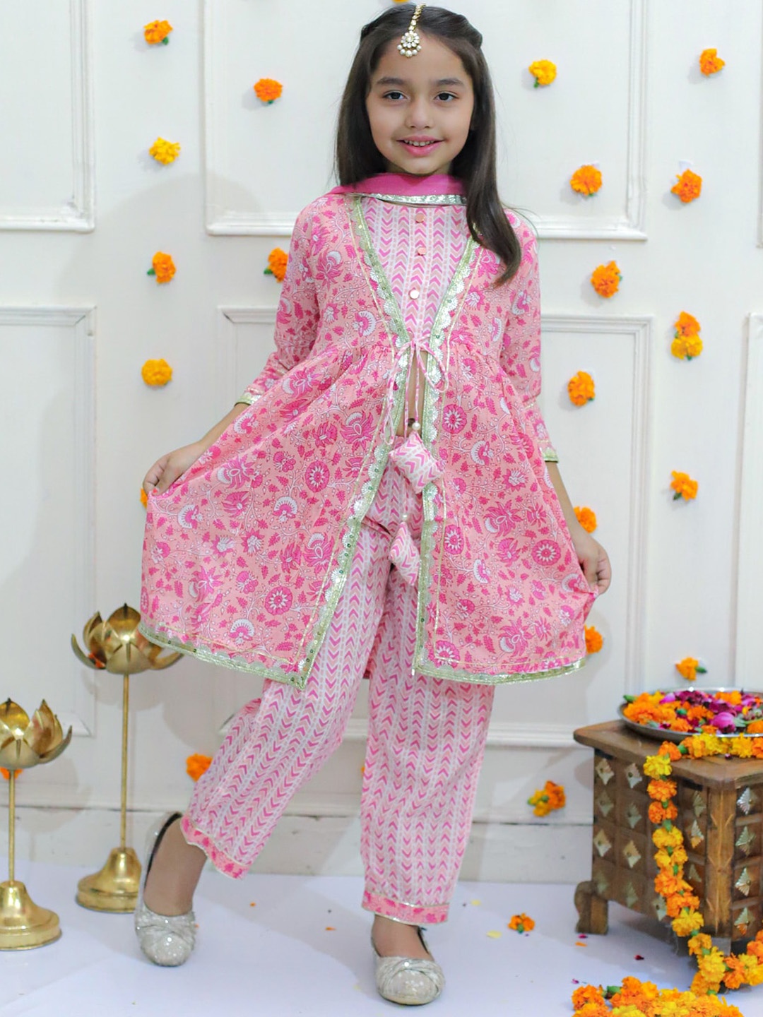 

Ka-mee Girls Floral Printed Round Neck Sleeveless Regular Kurta Set With Jacket, Pink