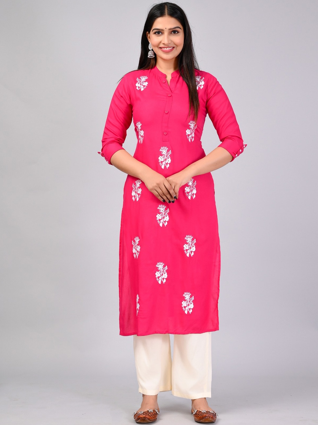 

MAUKA Floral Embroidered Regular Thread Work Kurta with Palazzos, Pink