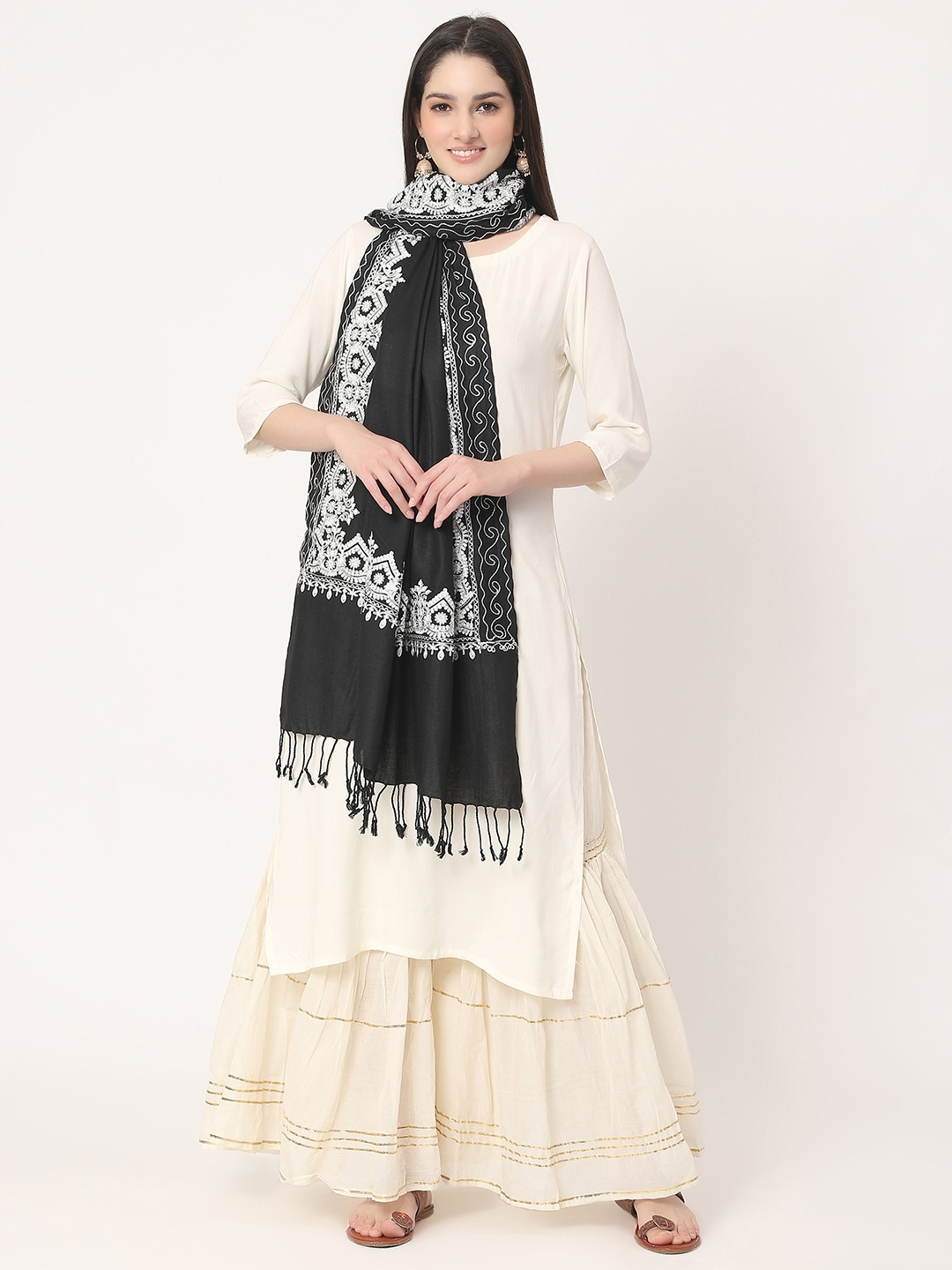 

Moda Chales Ethnic Motifs Embroidered Woollen Shawl, Black