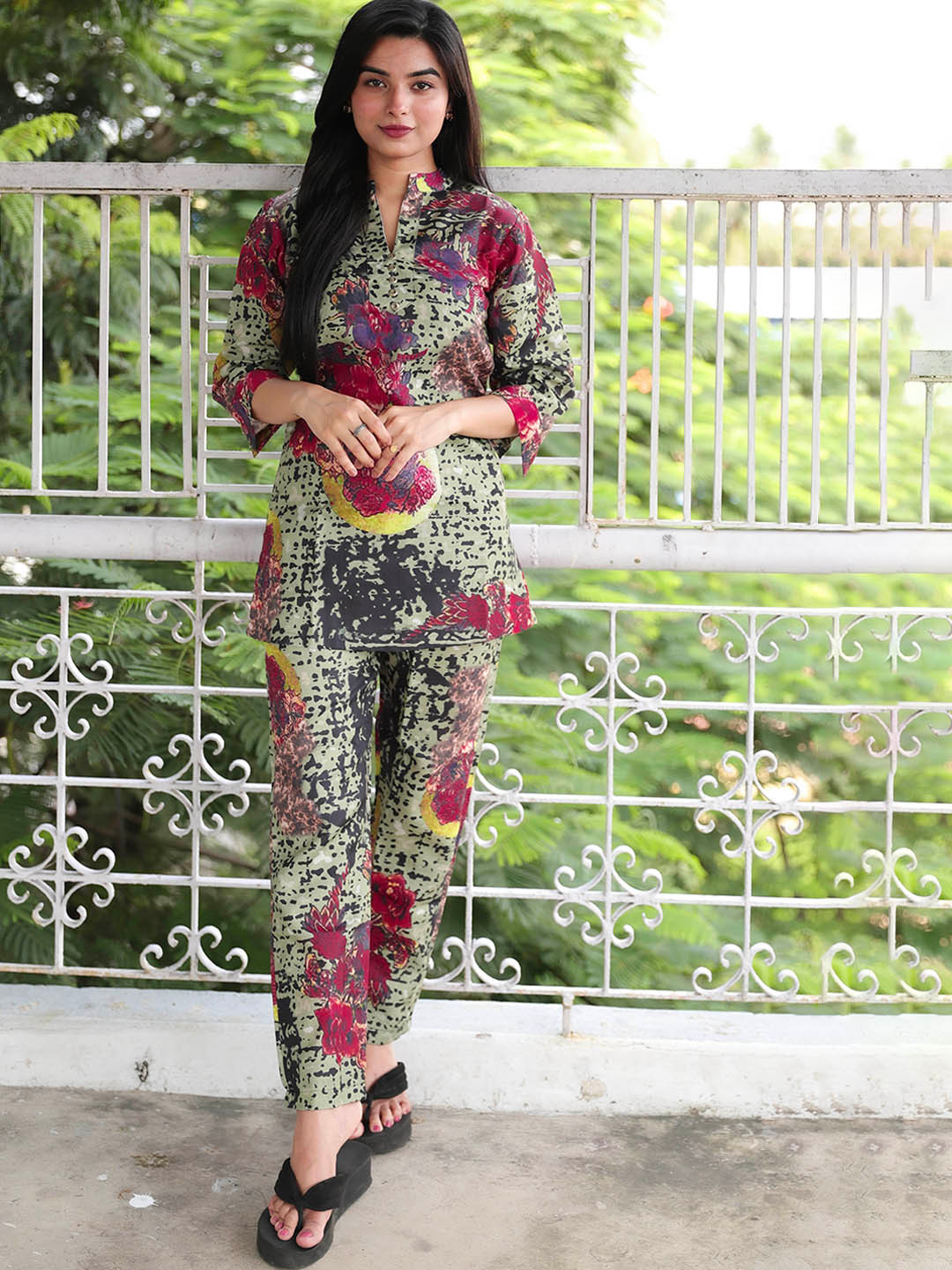 

Ekta Textiles Floral Printed Top With Trousers, Green