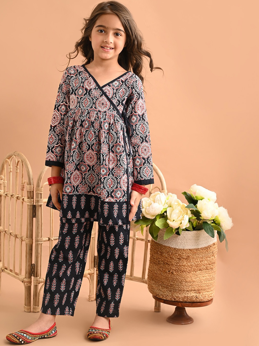 

LilPicks Girls Ethnic Motifs Printed Angrakha Pure Cotton Kurta with Palazzos, Black