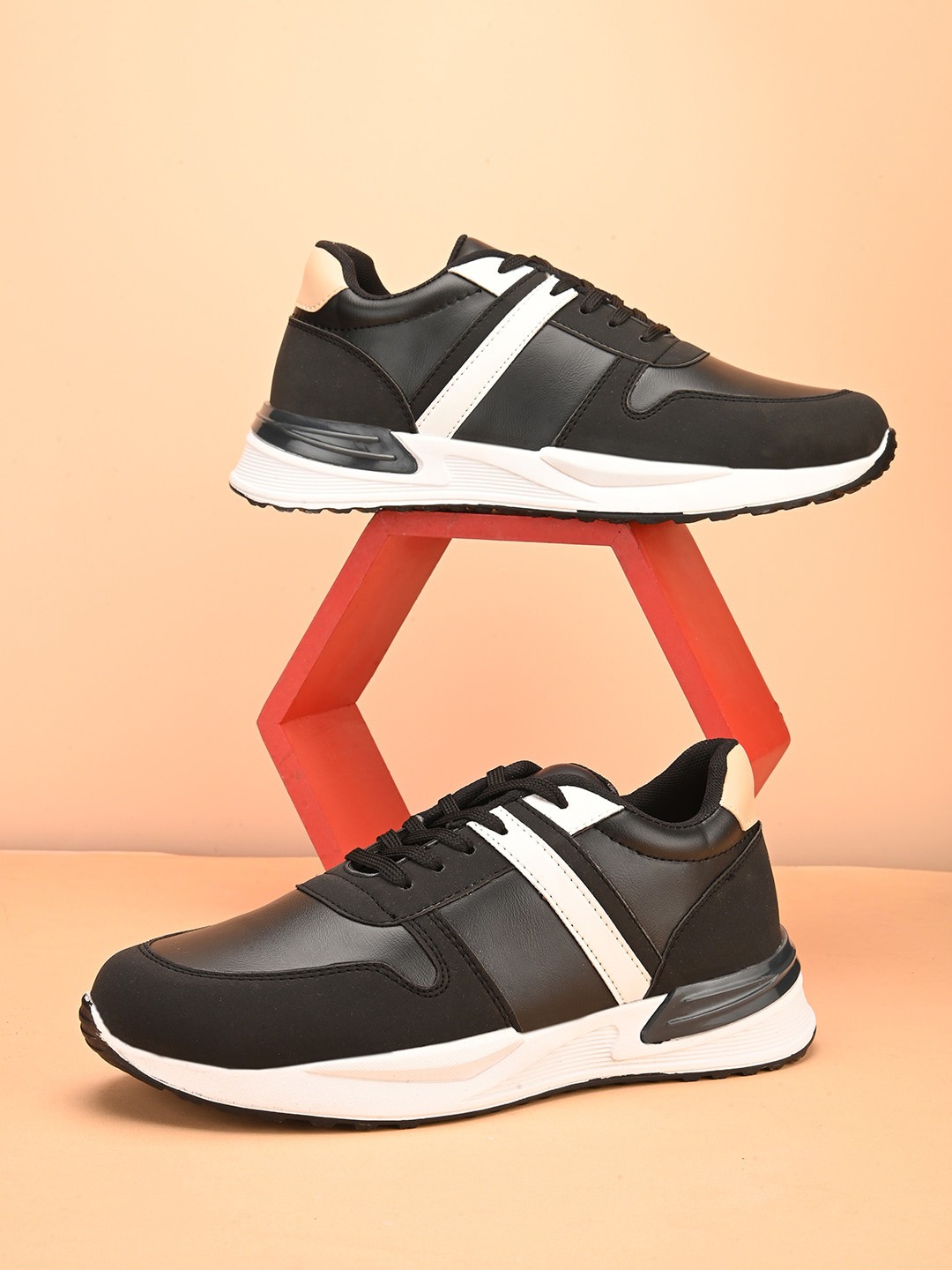 

The Roadster Lifestyle Co. Men Contrast Sole Lace-Up Sneakers, Black