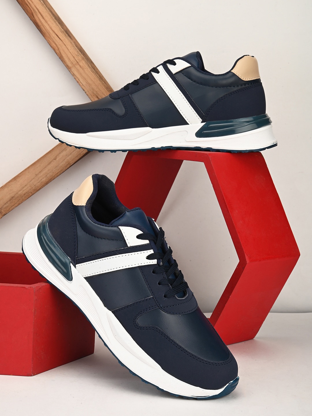 

The Roadster Lifestyle Co. Men Contrast Sole Lace-Up Sneakers, Navy blue