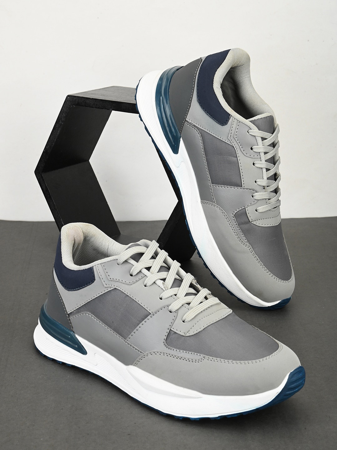 

The Roadster Lifestyle Co. Men Contrast Sole Lace-Up Sneakers, Grey