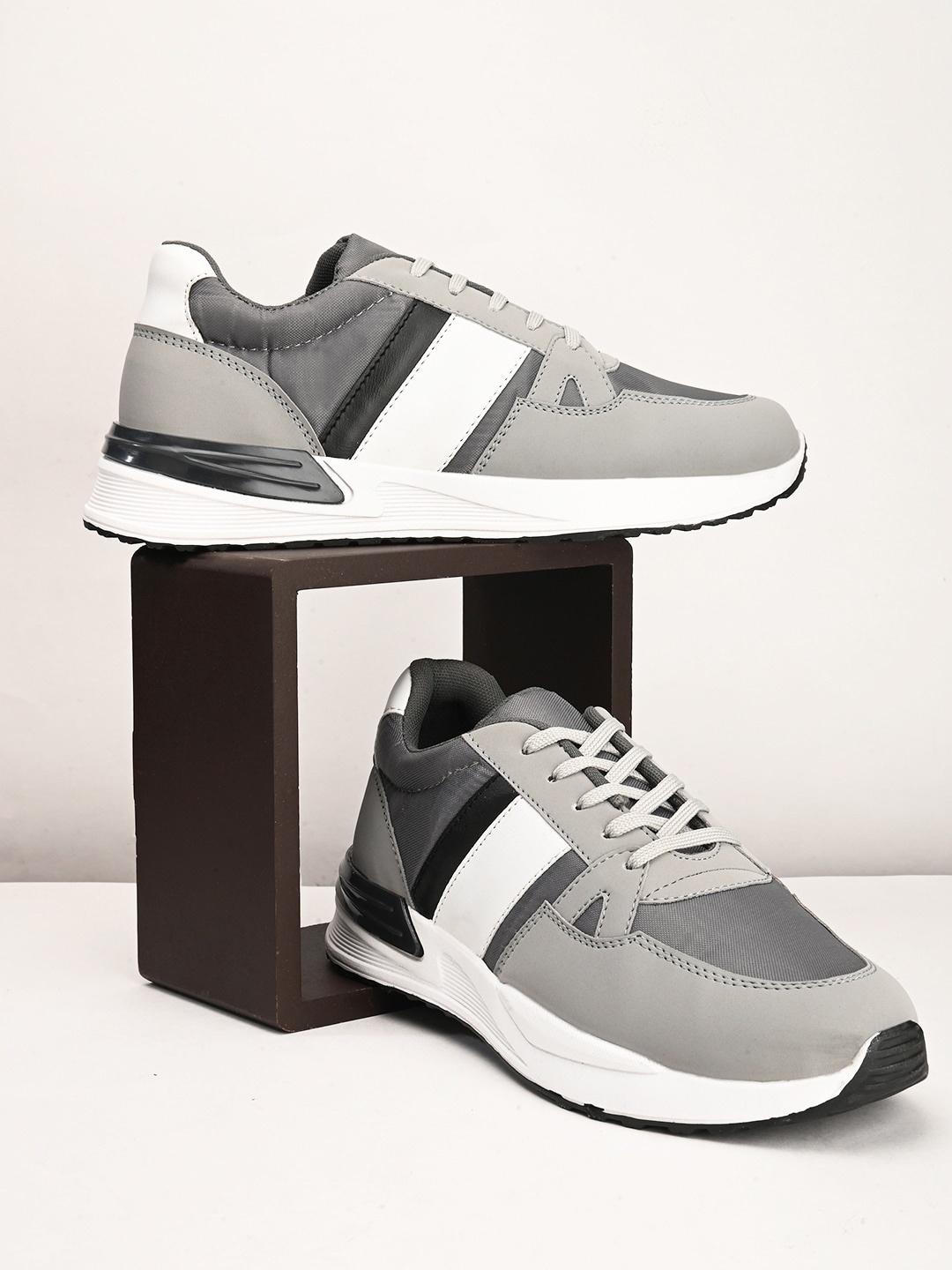 

The Roadster Lifestyle Co. Men Colourblocked Lace-Up Sneakers, Grey