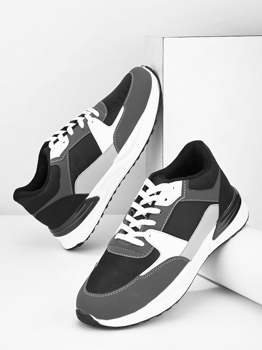 

The Roadster Lifestyle Co. Men Colourblocked Lace-Up Sneakers, Black