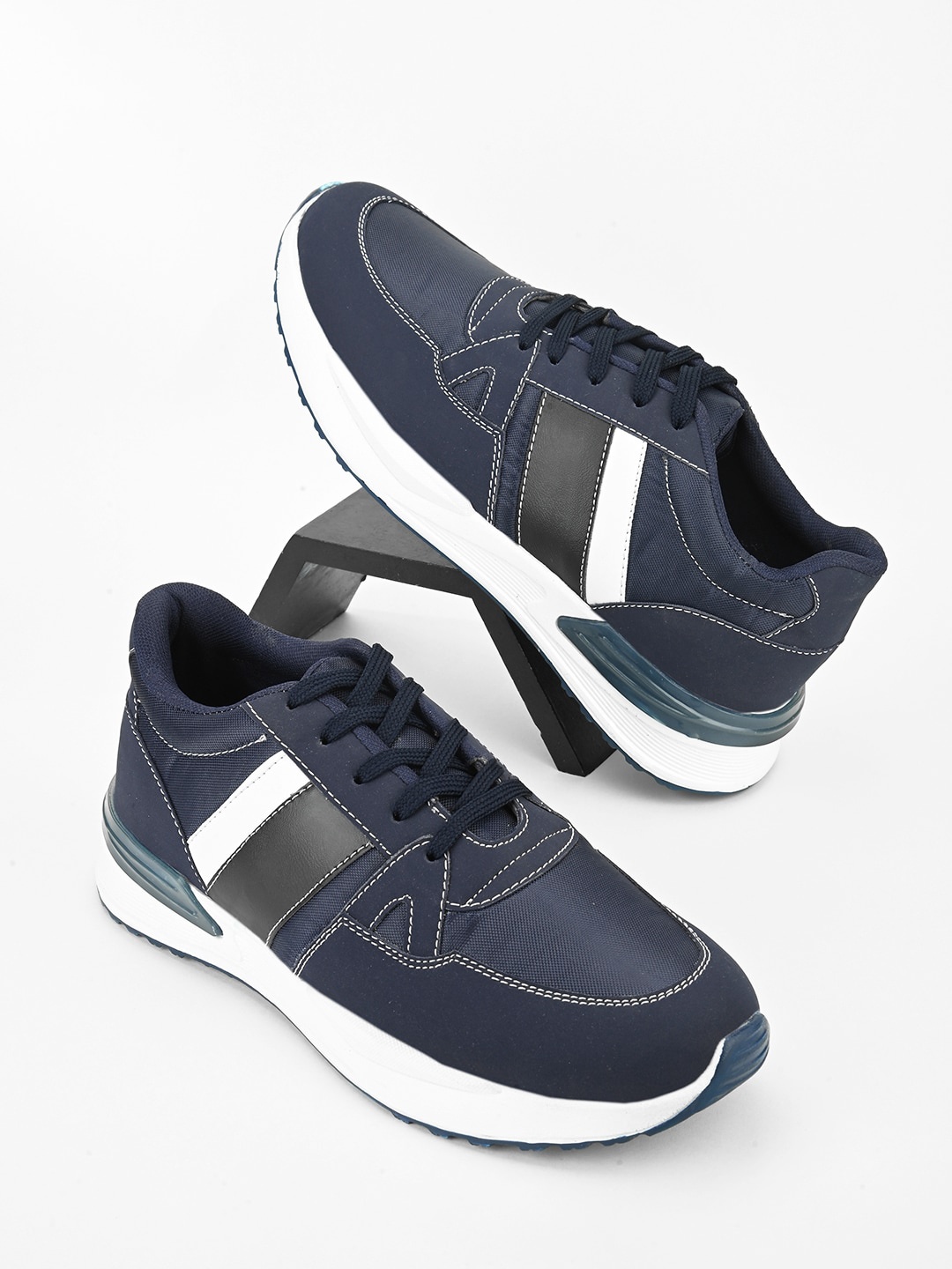 

The Roadster Lifestyle Co. Men Striped Contrast Sole Lace-Up Sneakers, Navy blue
