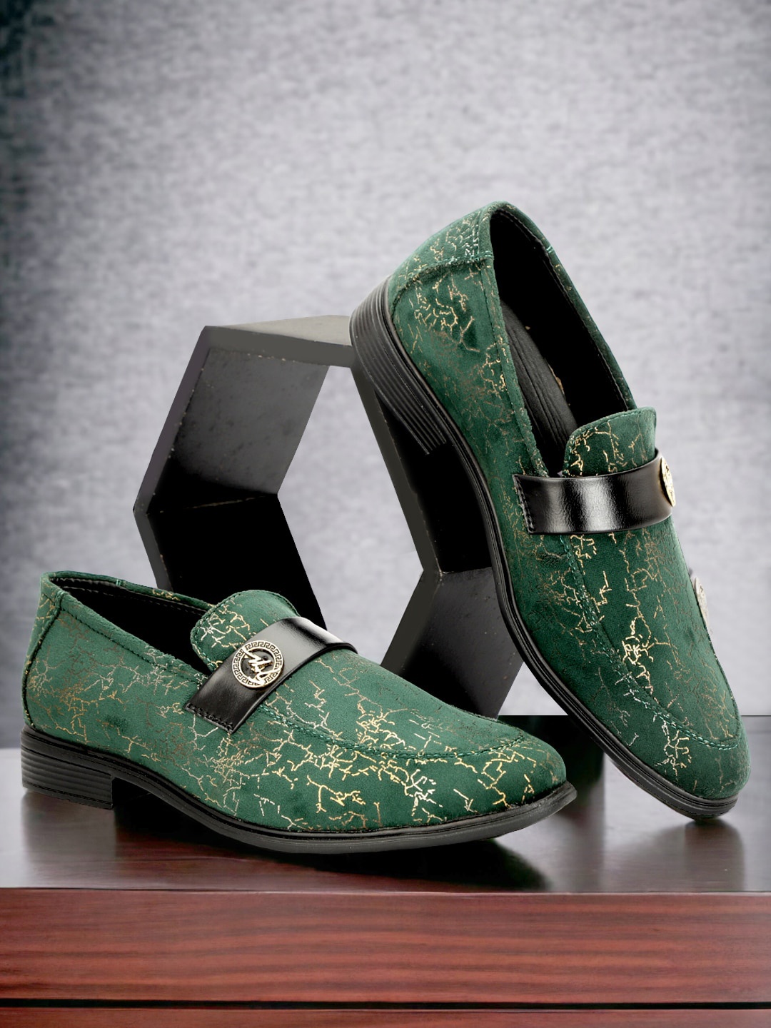 

Buxton Men Printed Lightweight Loafers, Green