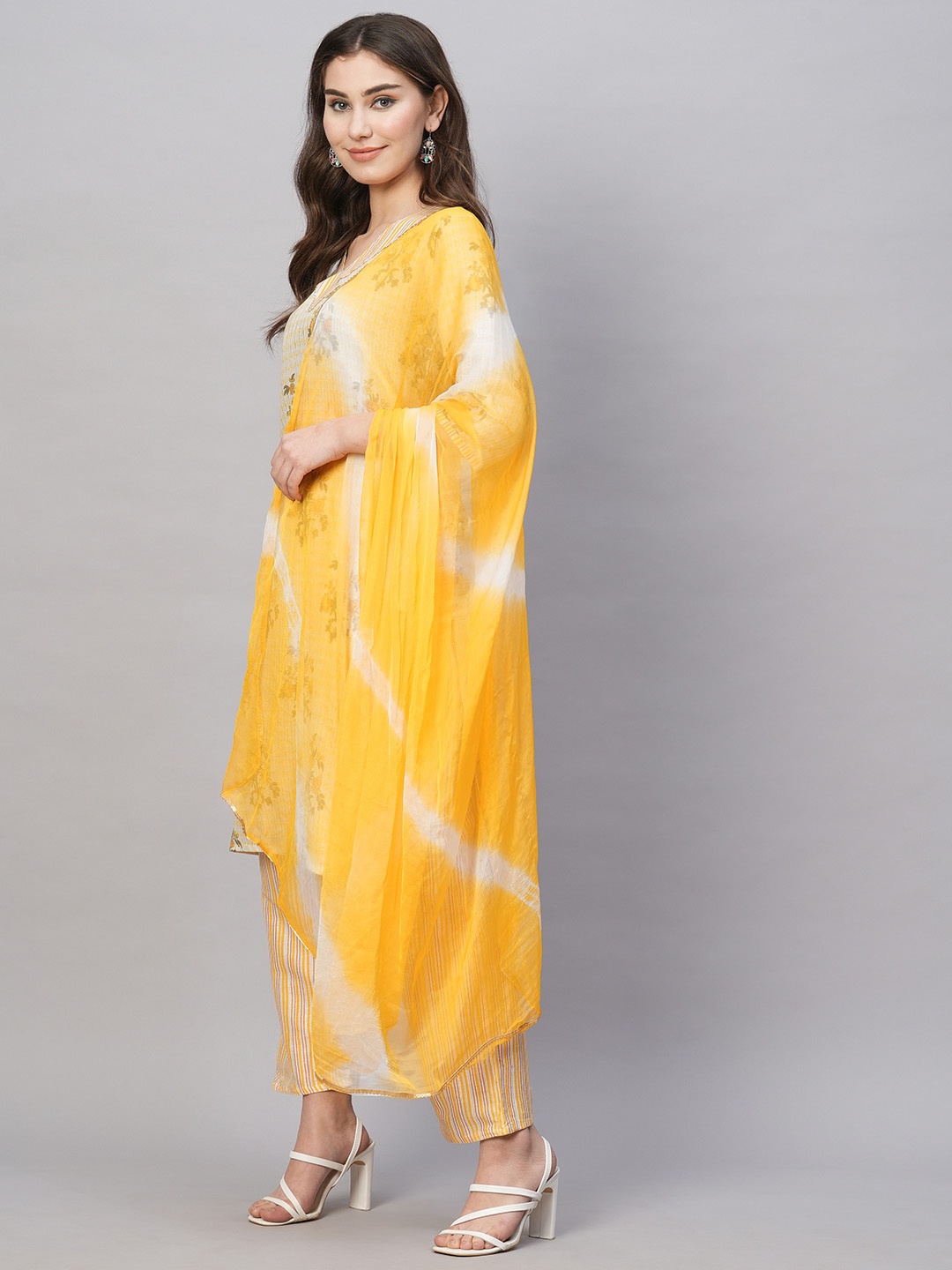 

Kiana House Of Fashion Floral Printed Regular Pure Cotton Kurta with Trousers & Dupatta, Off white