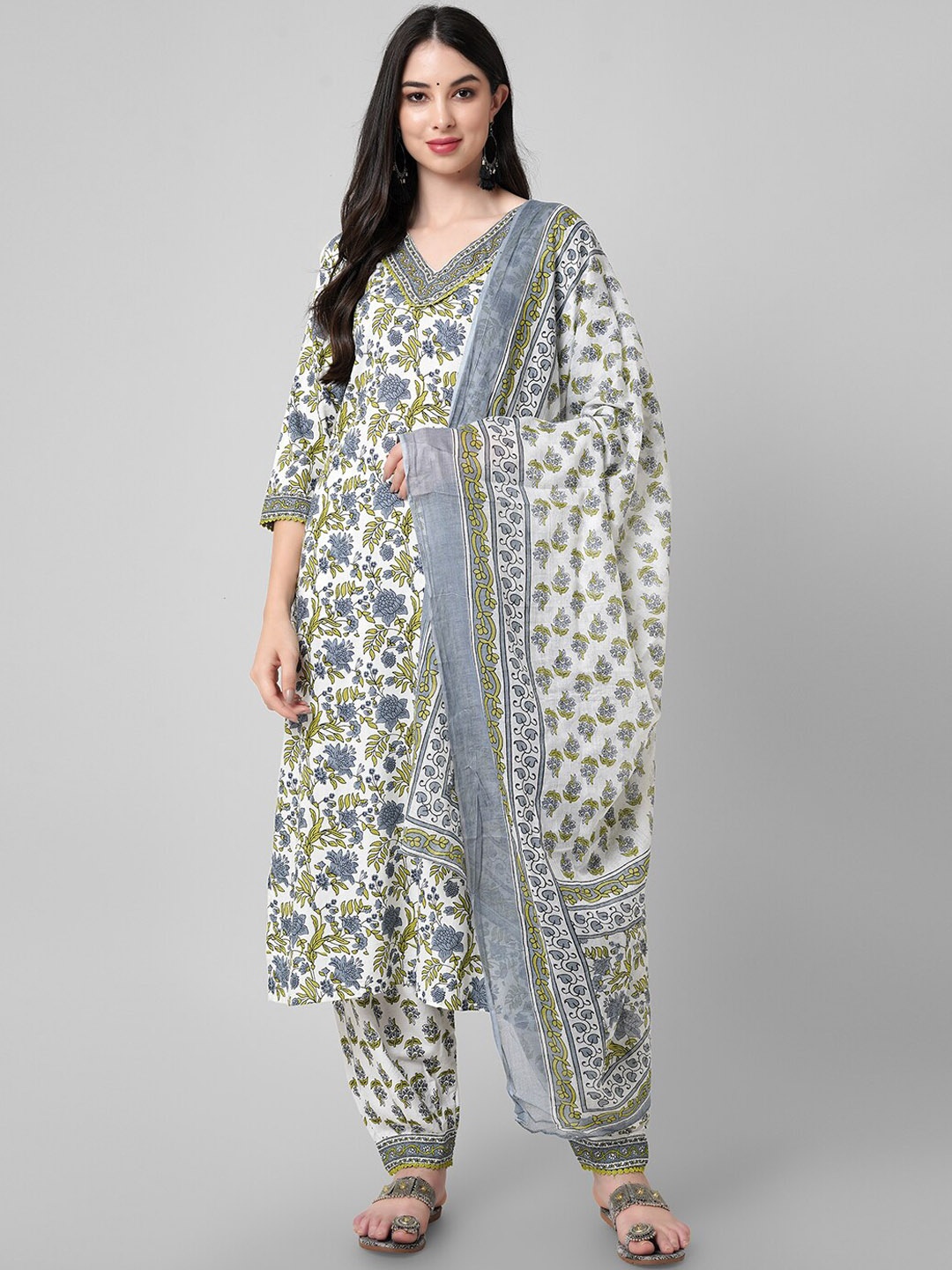 

Amayra Women Ethnic Motifs Printed Pure Cotton Kurta with Harem Pants & With Dupatta, Green