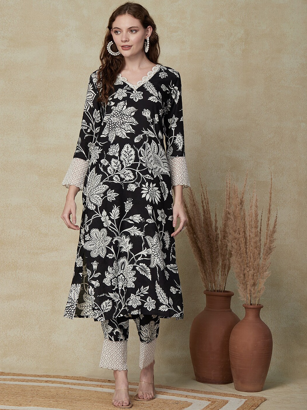 

FASHOR Floral Printed Thread Work Kurta with Trousers, Black